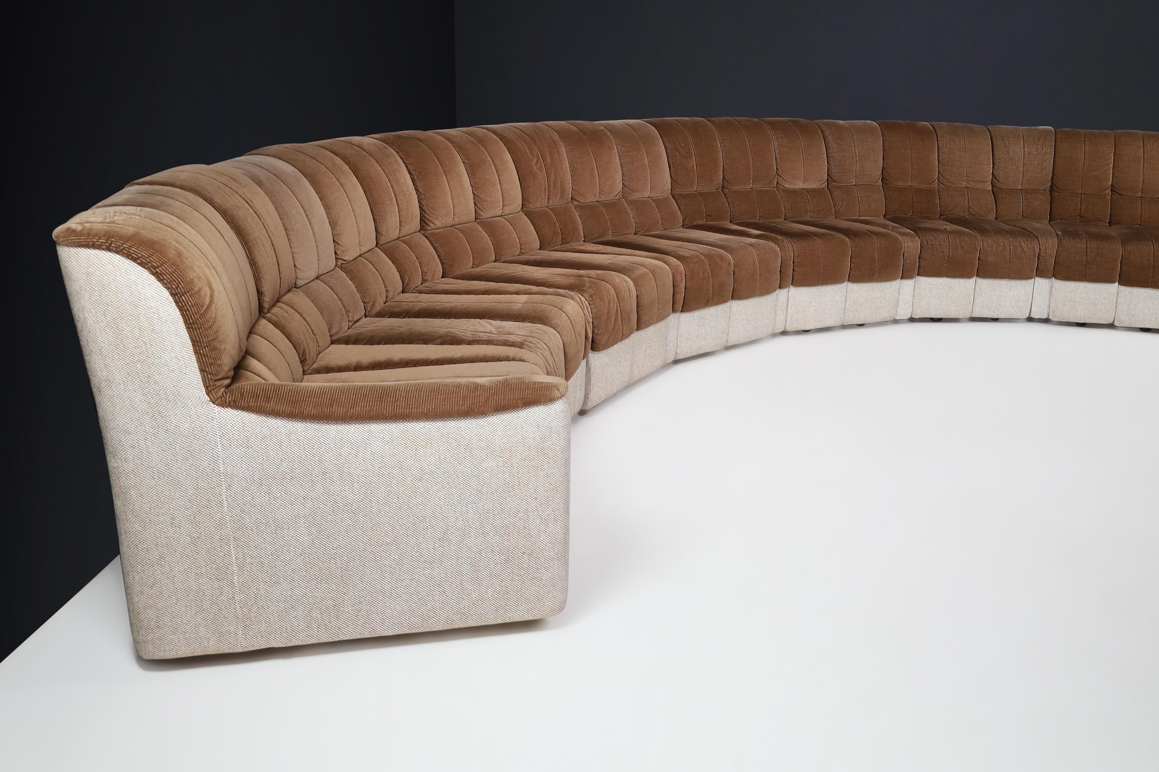 Rundes Sofa im DS-600-Stil von De Sede aus Kordstoffstoff, Deutschland, 1970er Jahre im Zustand „Gut“ im Angebot in Almelo, NL
