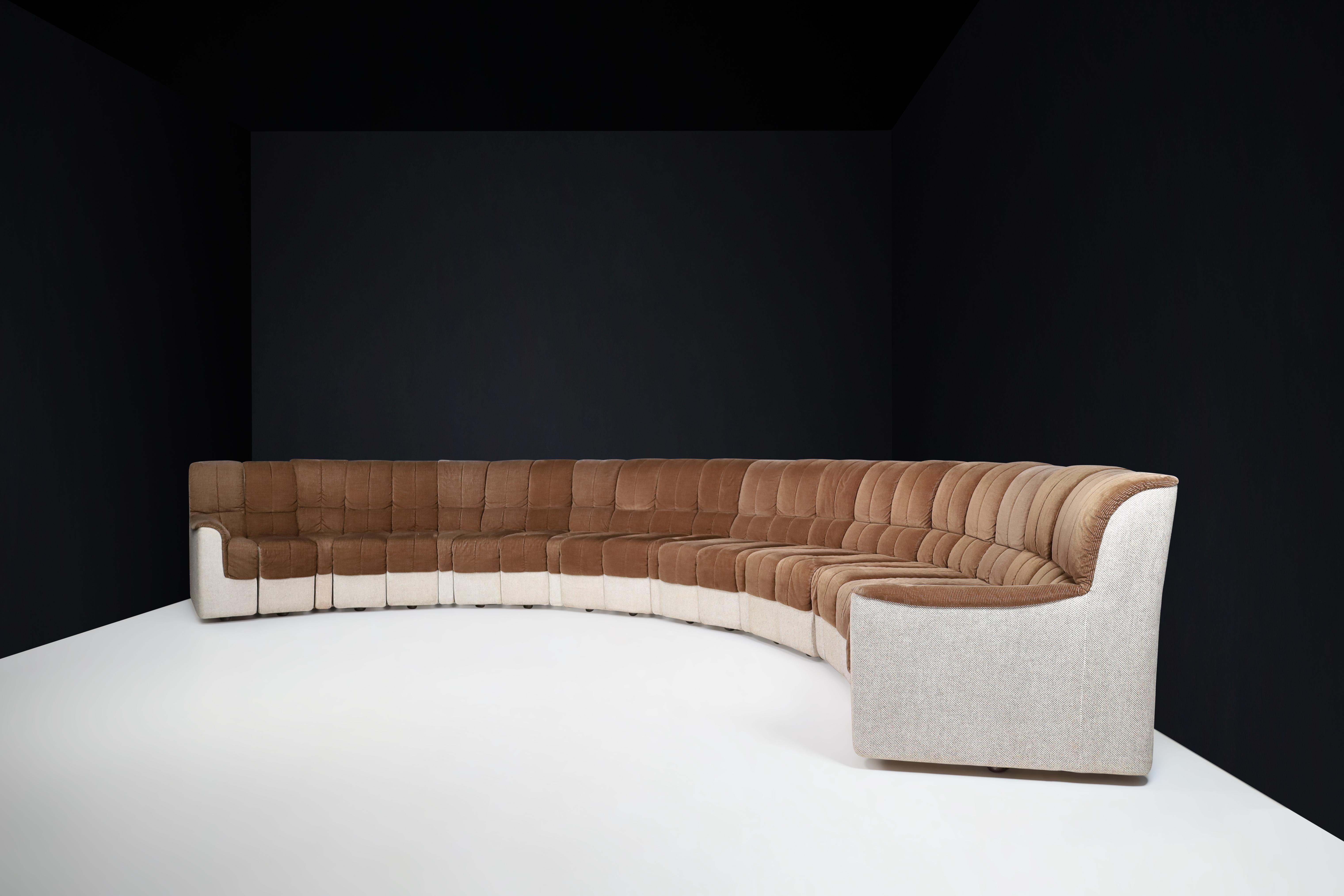 Rundes Sofa im DS-600-Stil von De Sede aus Kordstoffstoff, Deutschland, 1970er Jahre im Angebot 1