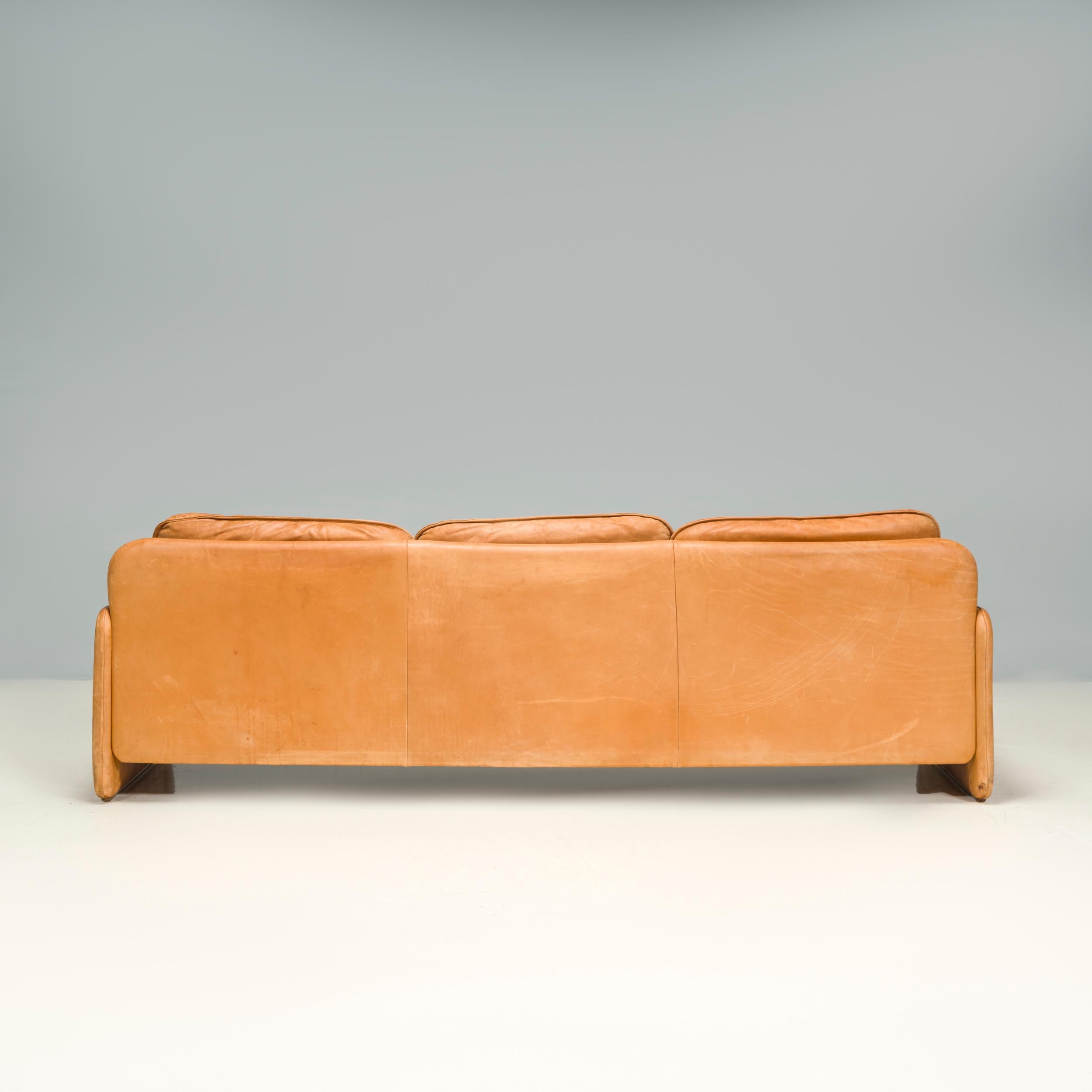 De Sede DS-61 Cedar Leather Sofa, 1972 In Good Condition For Sale In London, GB