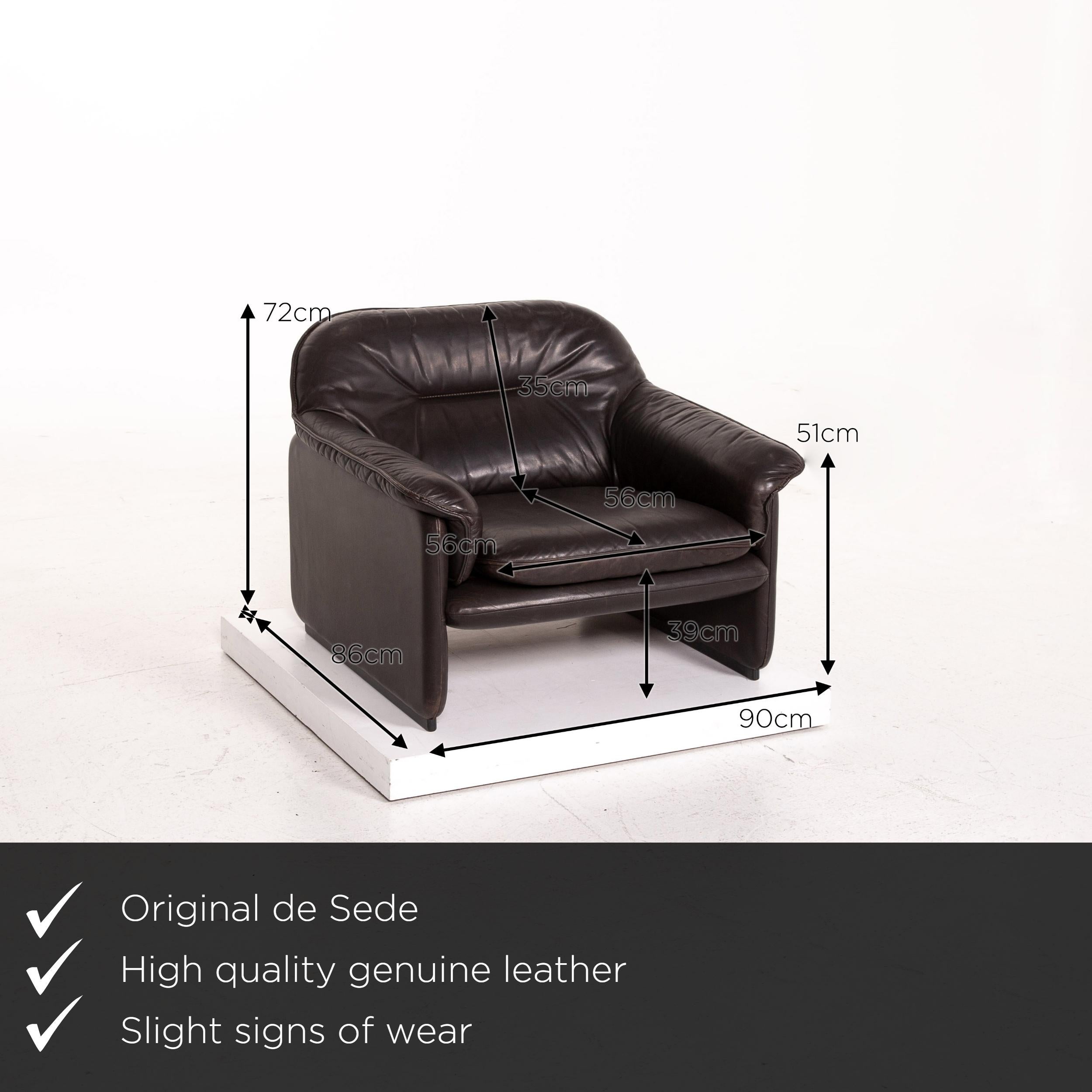 We present to you a de Sede DS 61 leather armchair brown dark brown.


 Product measurements in centimeters:
 
 
Depth 86
Width 90
Height 72
Seat height 39
Rest height 51
Seat depth 56
Seat width 56
Back height 35.
 
