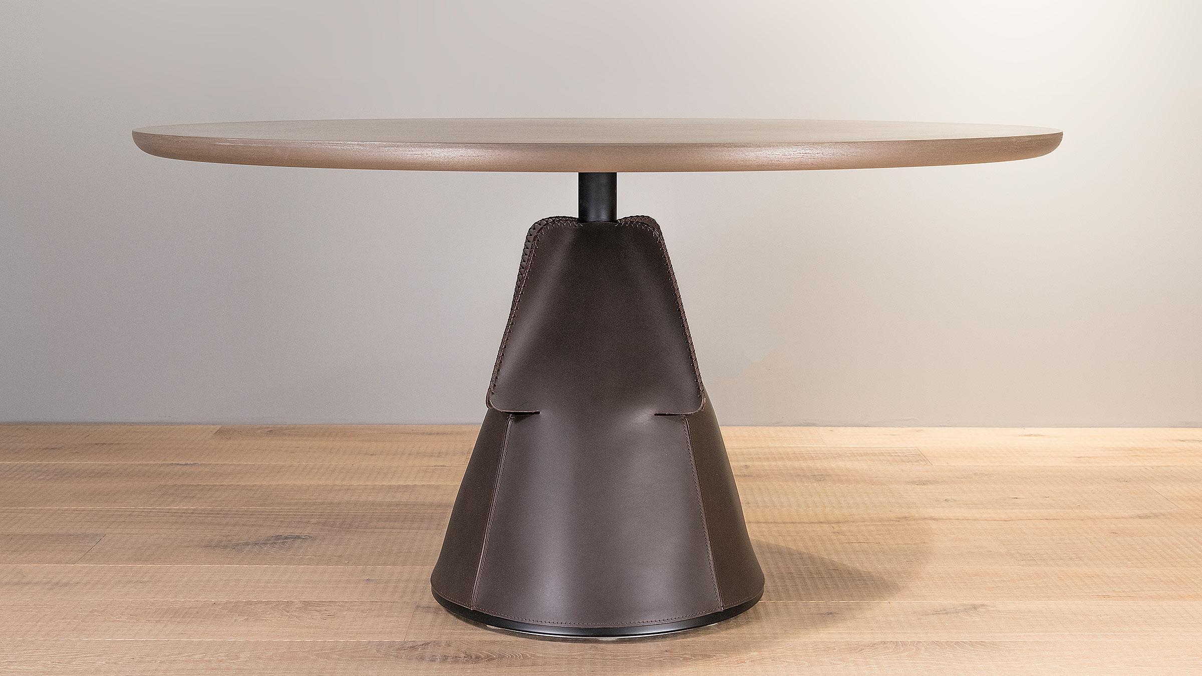 Conical table leg seeks guests. One of the great passions of our master craftsmen is to experiment with leather as a material, always treading new paths. In the case of DS-615, they deserve all the accolades: they managed to take the idea of