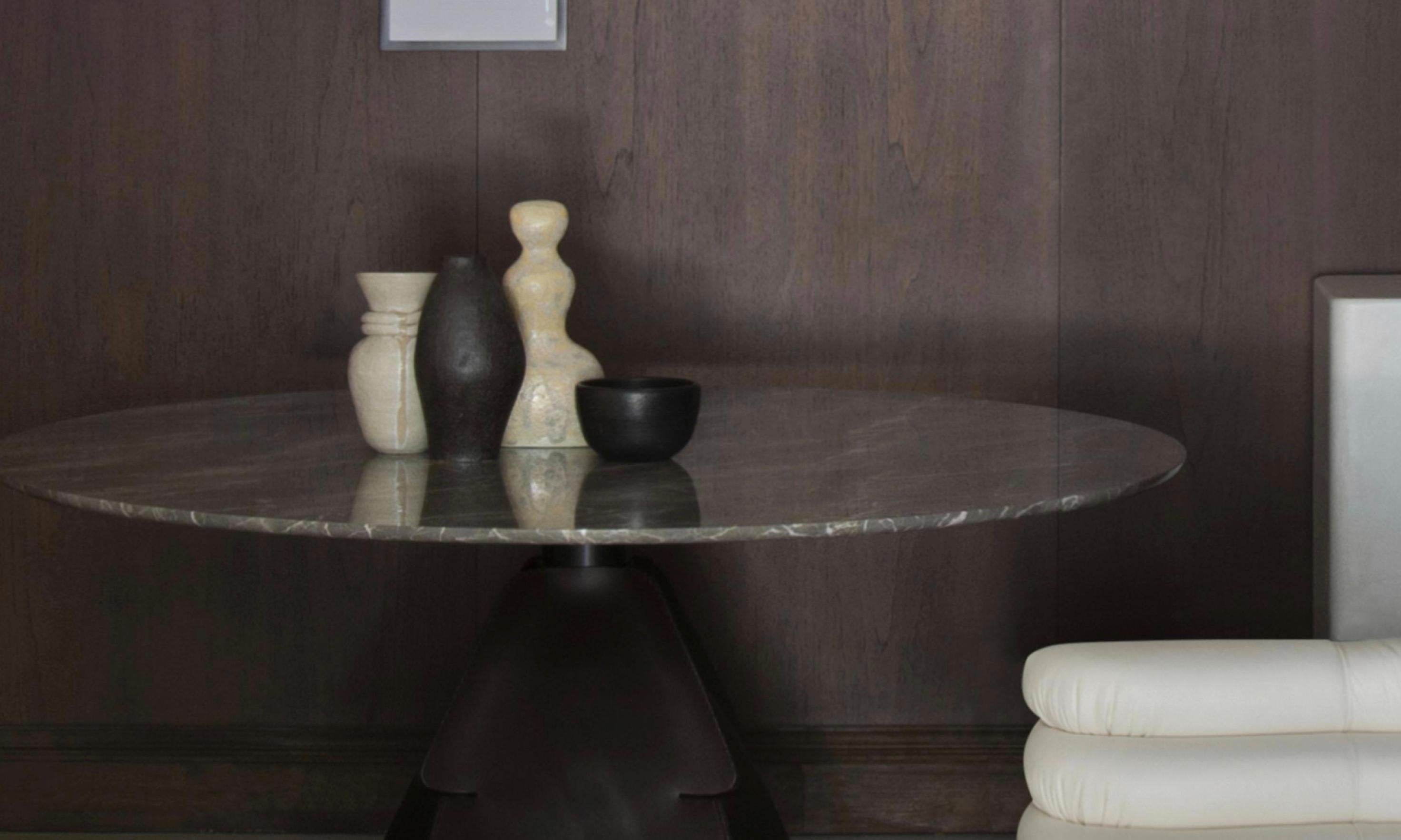 Moderne De Sede DS-615 Table de salle à manger en cuir Cigarro et plateau en A Noir Stone Ø180cm en vente