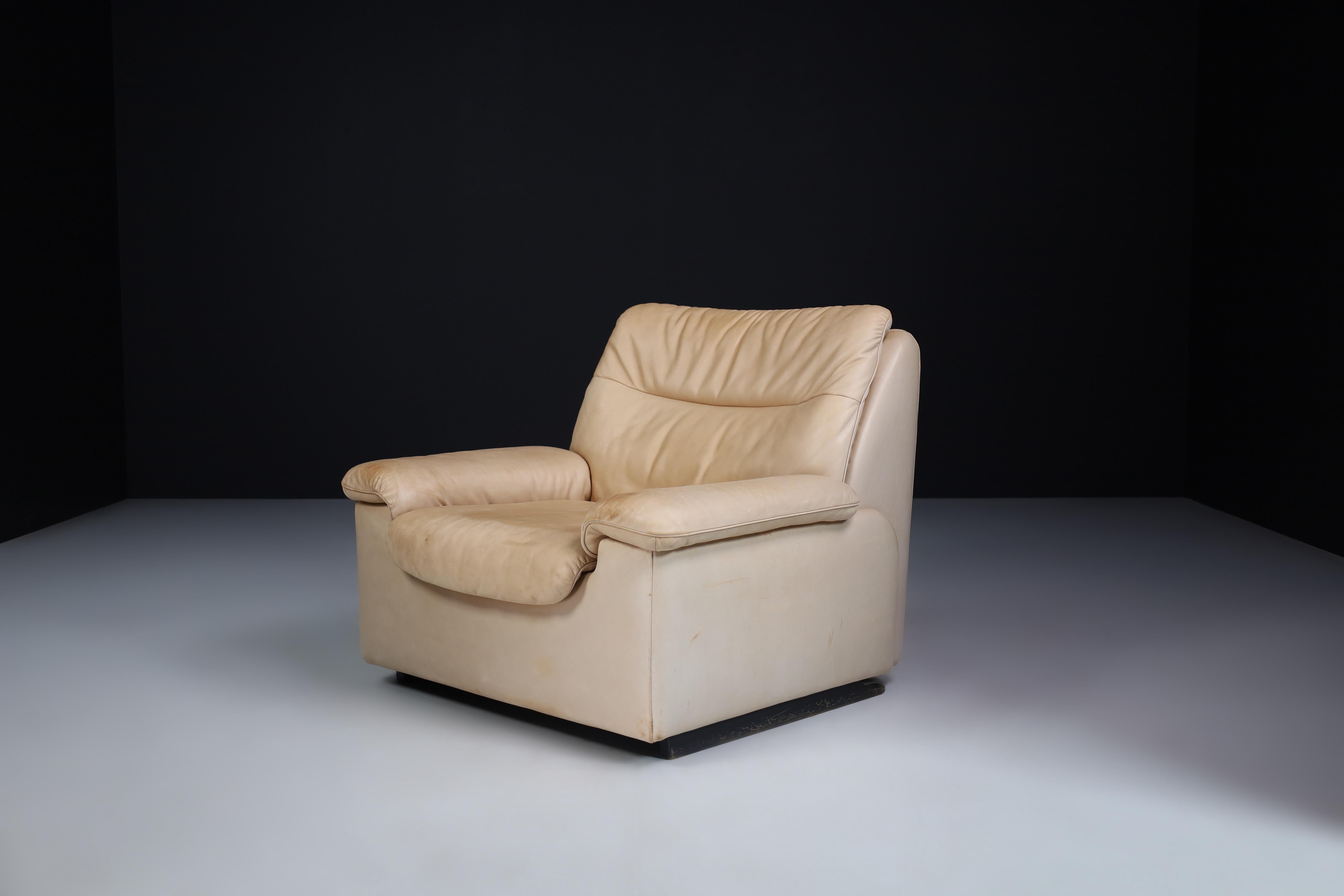De Sede DS 63 lounge chair in leather, Switzerland 1970s

Robust DS-63 lounge chair. This De Sede lounge chair ensures ultimate comfort and building quality with its solid wooden frame and thick hand-stitched leather upholstery. Nice original