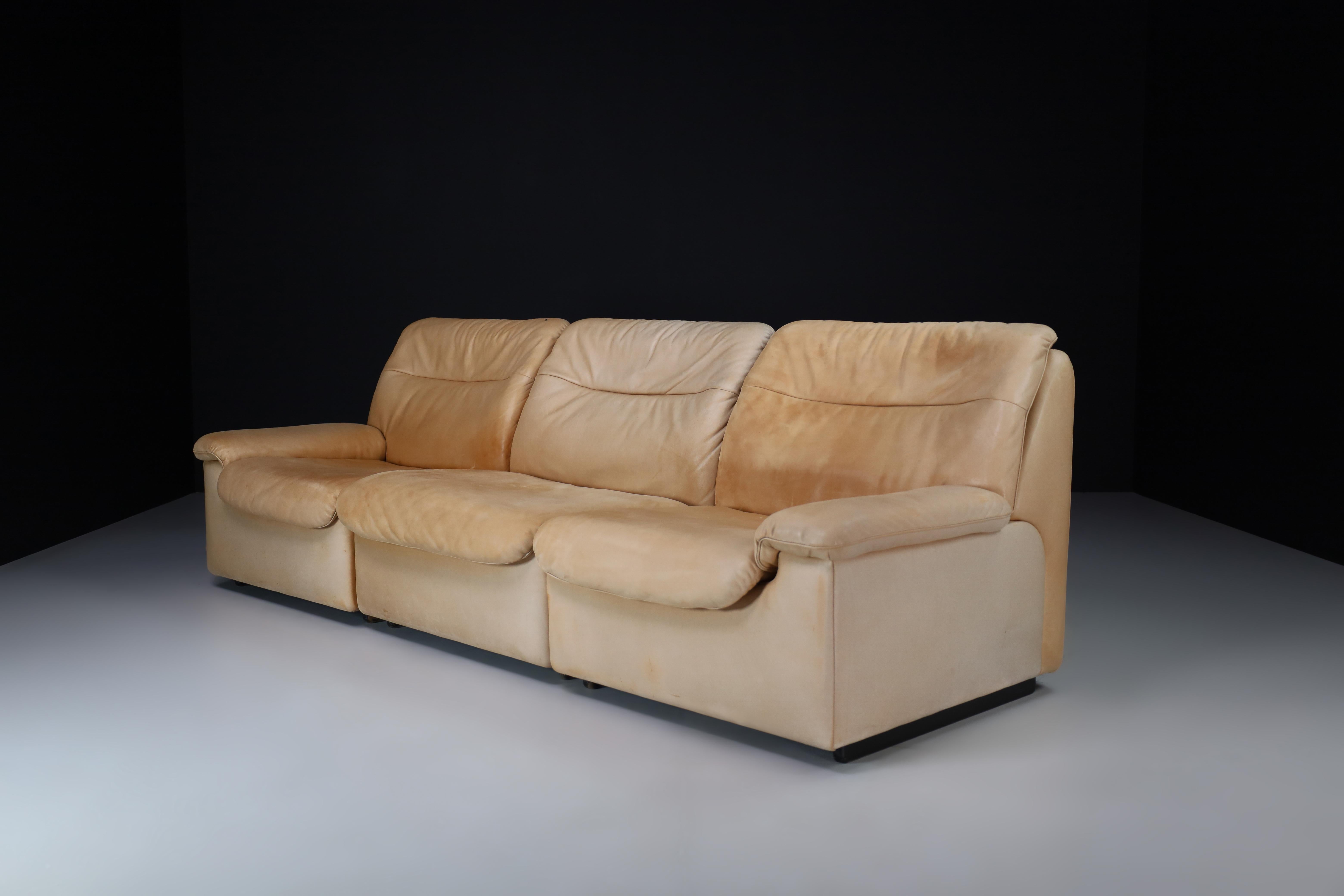 De Sede DS 63 three-seater sofa in leather, Switzerland 1970s

Robust DS-63 modular three-seater sofa. This De Sede sofa ensures ultimate comfort and building quality with its solid wooden frame and thick hand-stitched leather upholstery. Nice