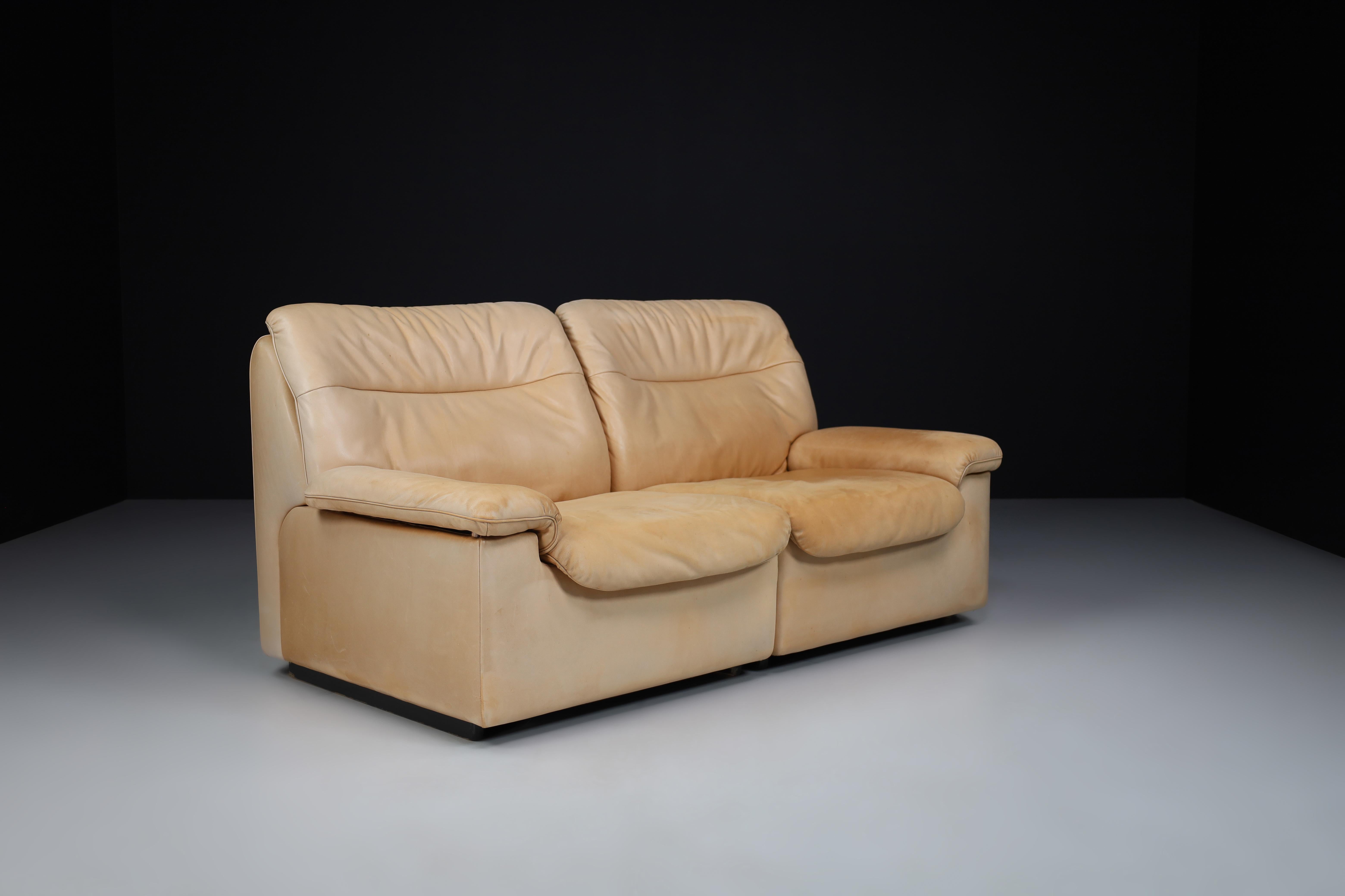 De Sede DS 63 two-seater sofa in leather, Switzerland 1970s

Robust DS-63 modular two-seater sofa. This De Sede sofa ensures ultimate comfort and building quality with its solid wooden frame and thick hand-stitched leather upholstery. Nice
