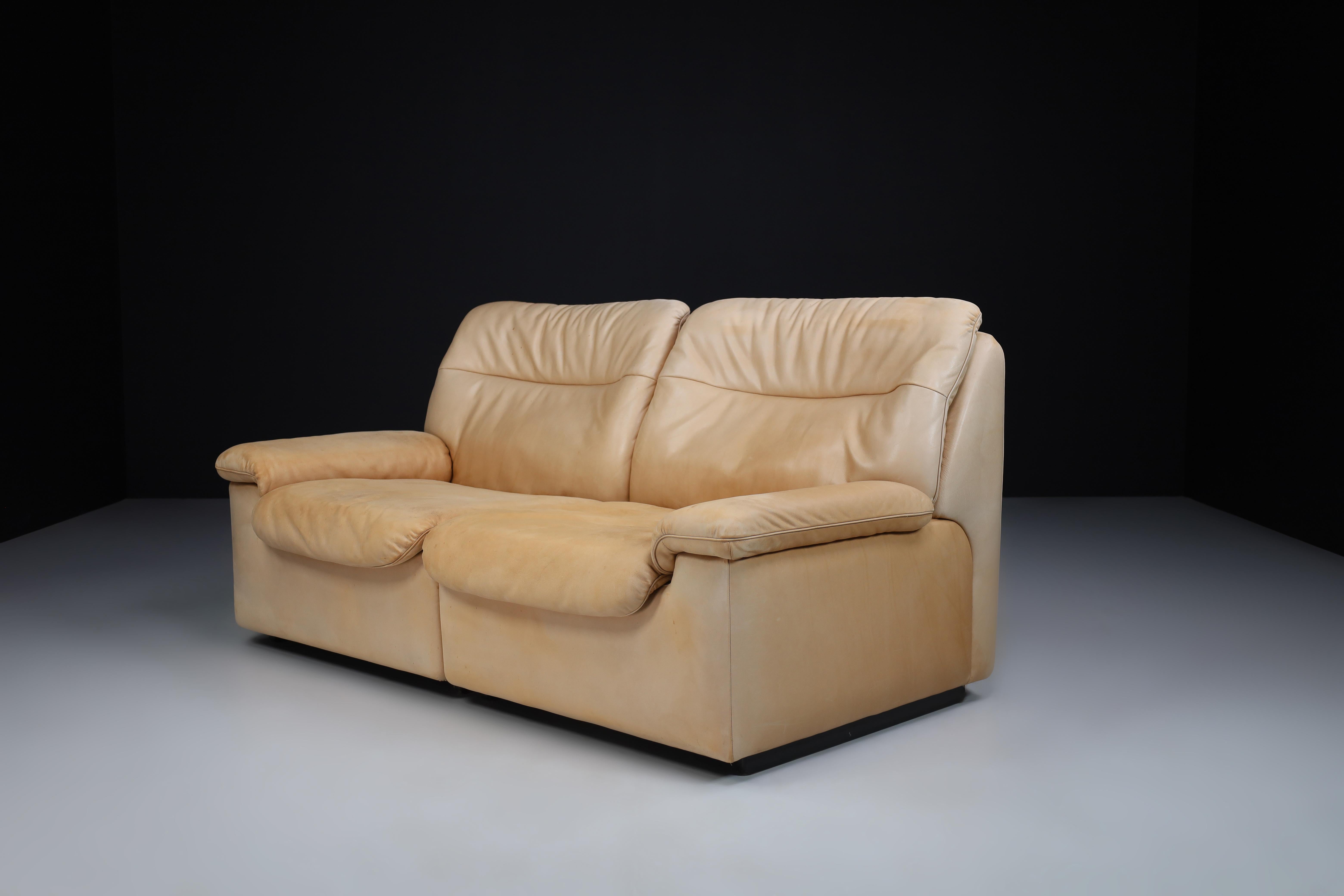 Mid-Century Modern De Sede DS 63 Two-Seater Sofa in Leather, Switzerland, 1970s For Sale