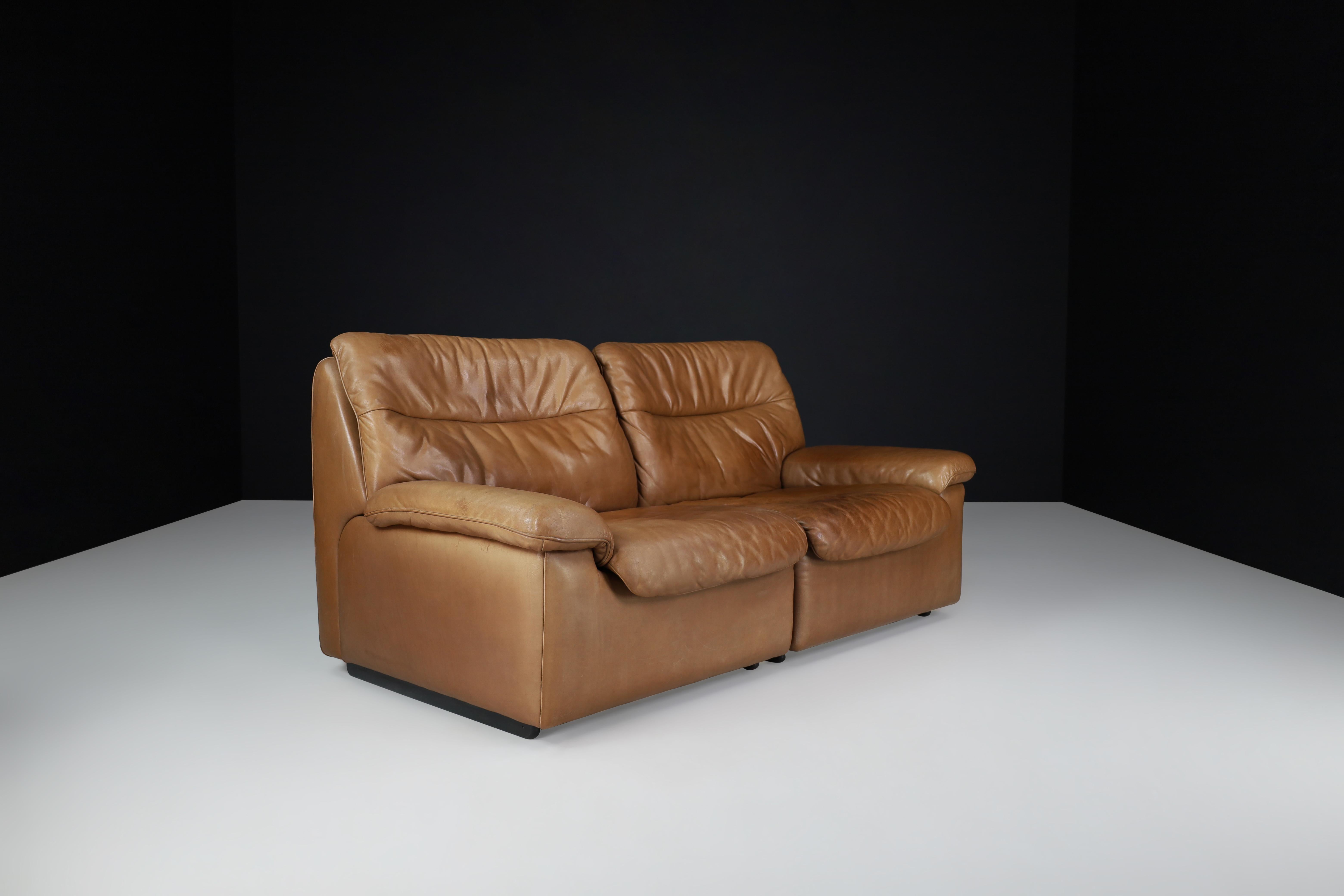 De Sede DS 63 two-seater sofa in patinated leather, Switzerland 1970s

Robust DS-63 modular two-seater sofa. This De Sede sofa ensures ultimate comfort and building quality with its solid wooden frame and thick hand-stitched leather upholstery.