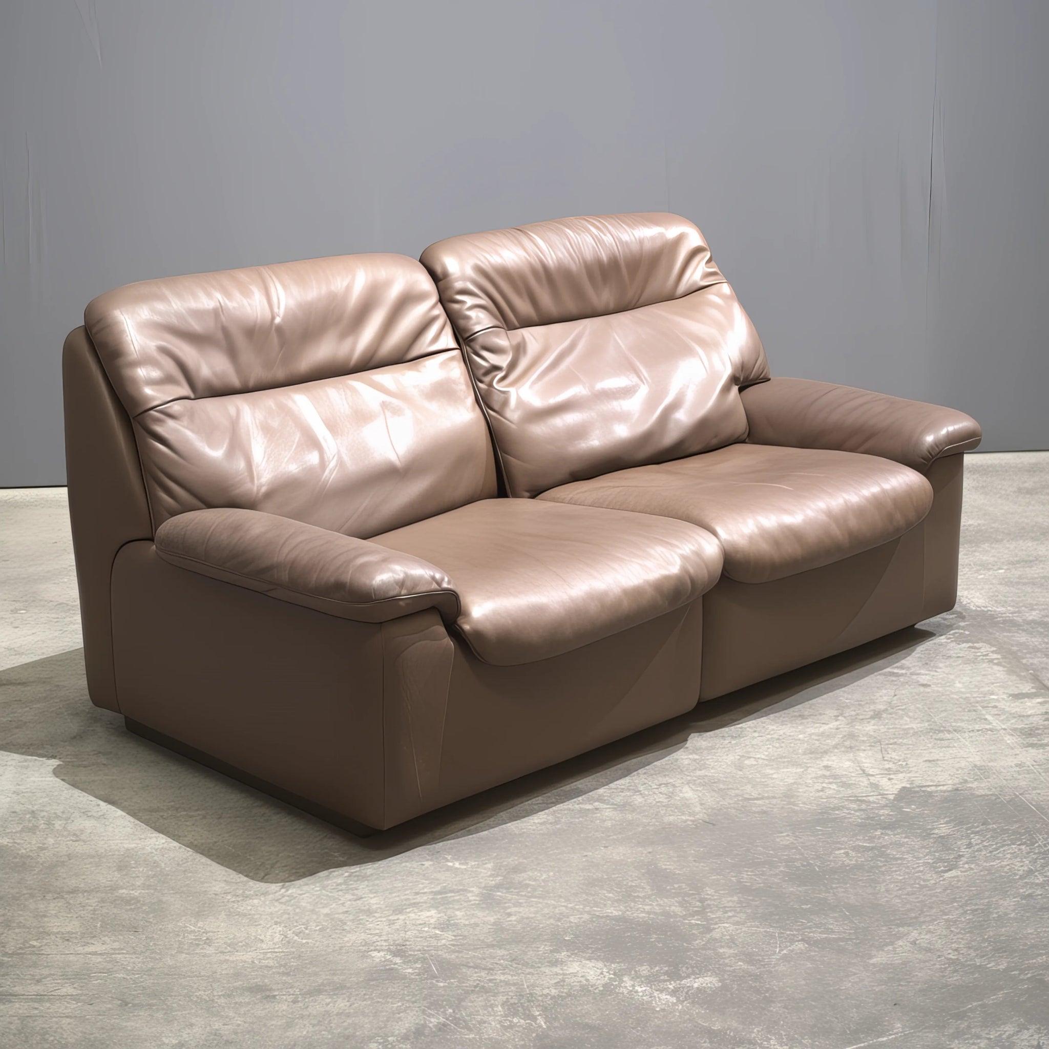 D'une sophistication intemporelle, le canapé en cuir marron De Sede DS-66 est une pièce emblématique des années 1970, fabriquée en Suisse pour présenter une qualité et un design inégalés. Recouvert d'un riche cuir marron, ce canapé incarne le luxe