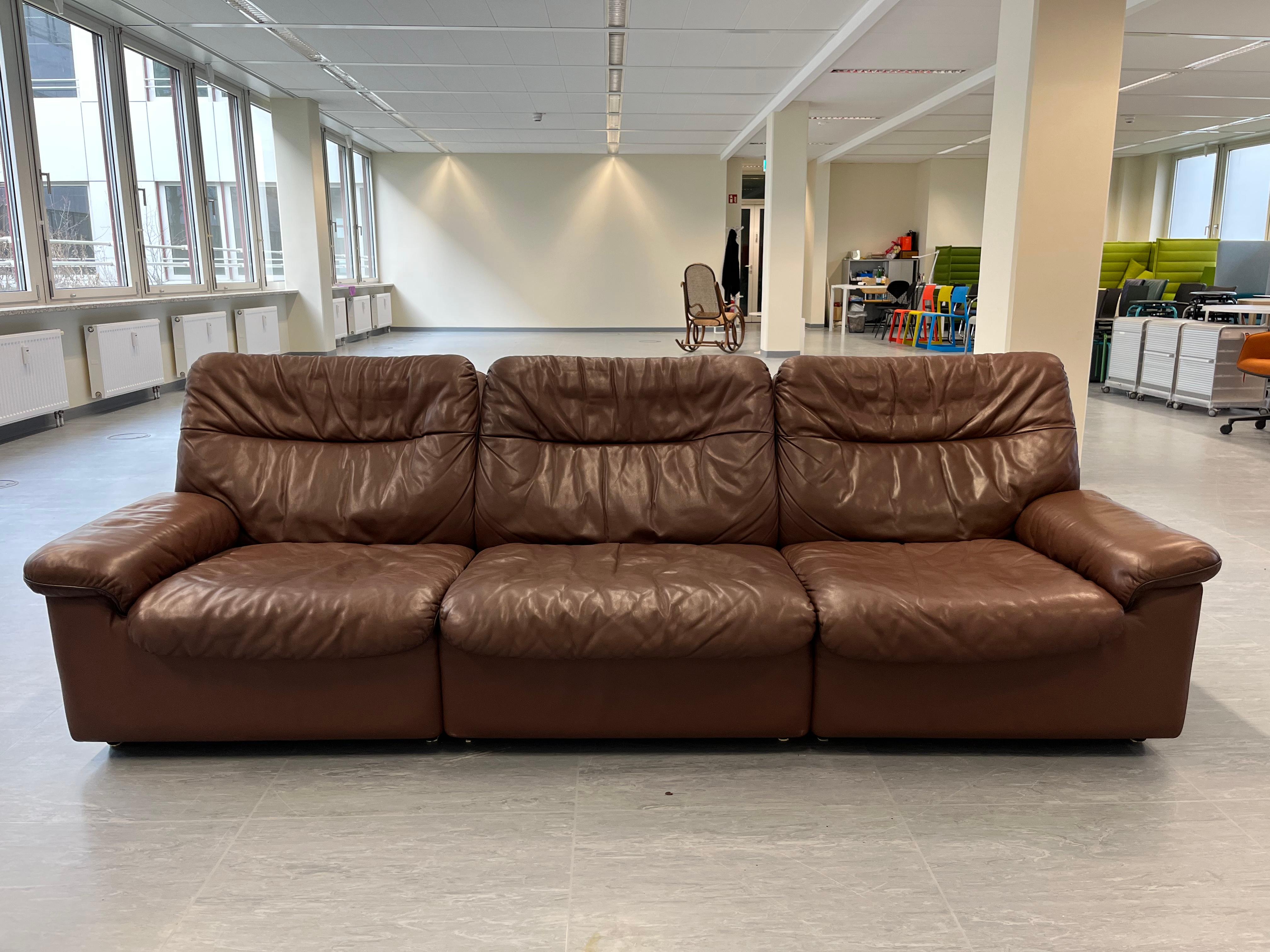 De Sede Ds 66 
3-seater / leather in almost perfect condition!
Colour: chocolate-brown.