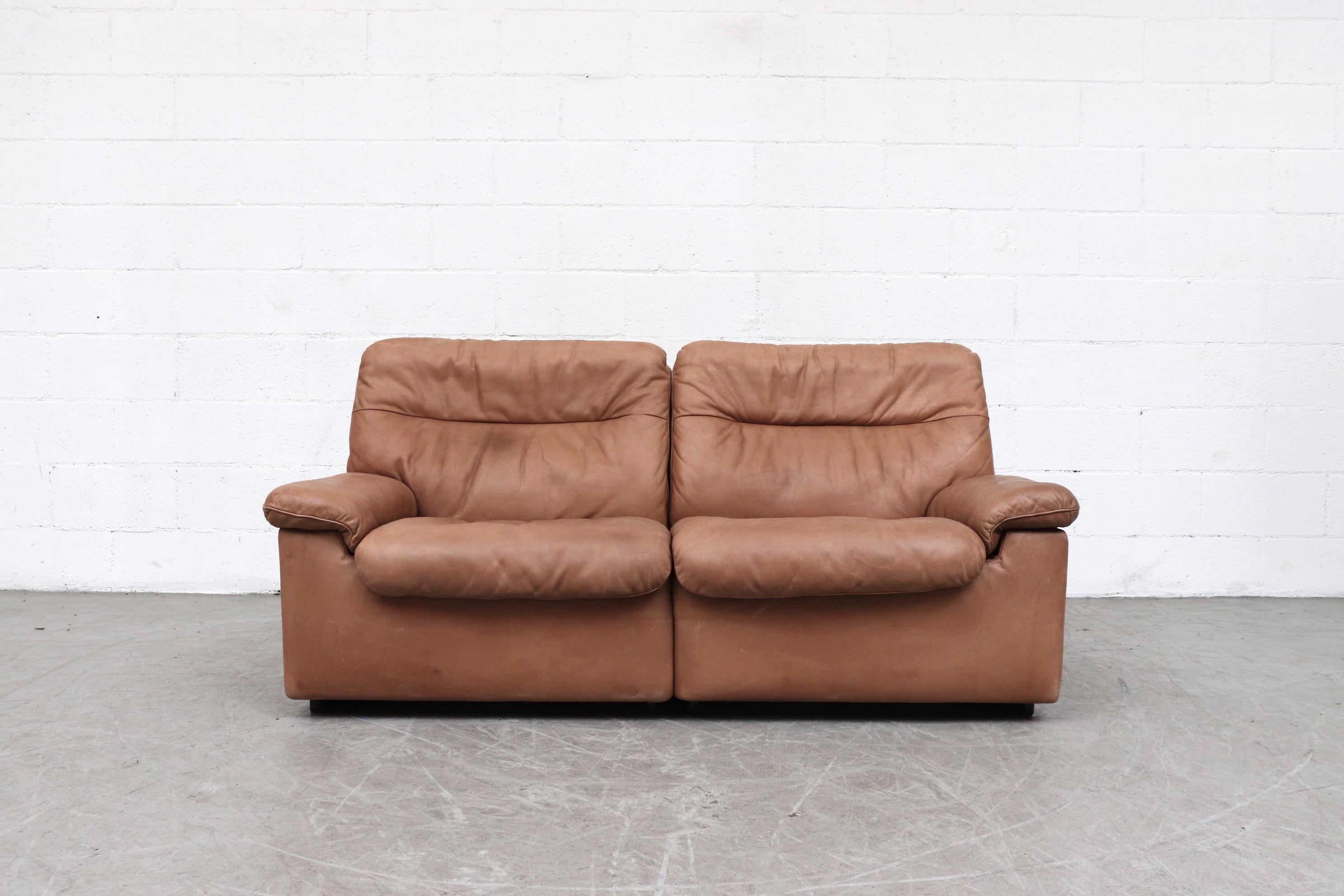 Handsome De Sede DS 66 natural leather loveseat. Thick light brown leather with nice patina. In original condition with visible signs of wear consistent with its age and use. Matching lounge chair (LU922413829891) and 3-Seat Sofa (LU922413830031)