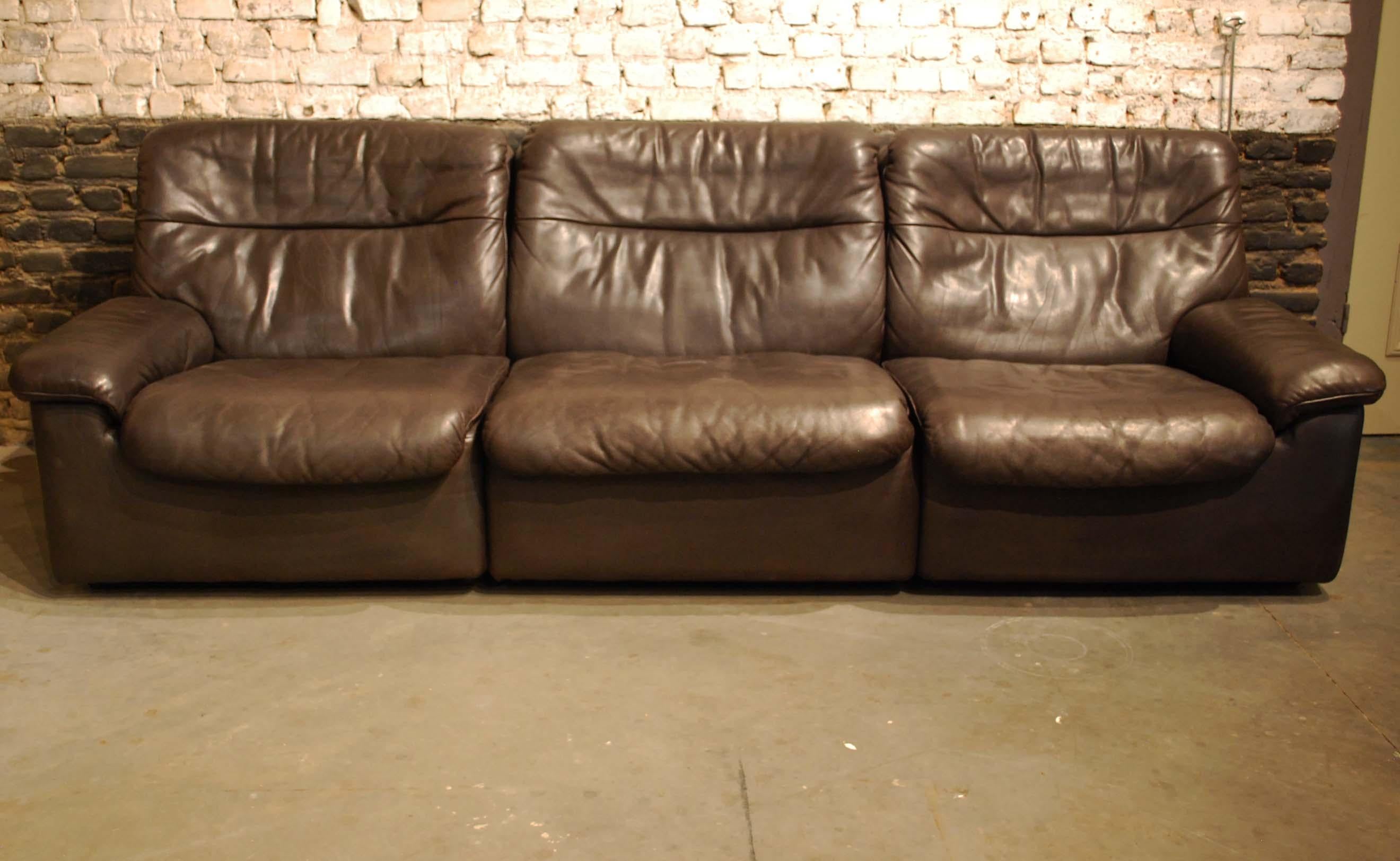 A beautiful leather De Sede DS-66 sofa set by Swiss furniture design company De Sede. 
A three-seat sofa and two lounge chairs. The set was made in the 1970s and a very soft chocolate brown leather was used for this seating arrangement. The