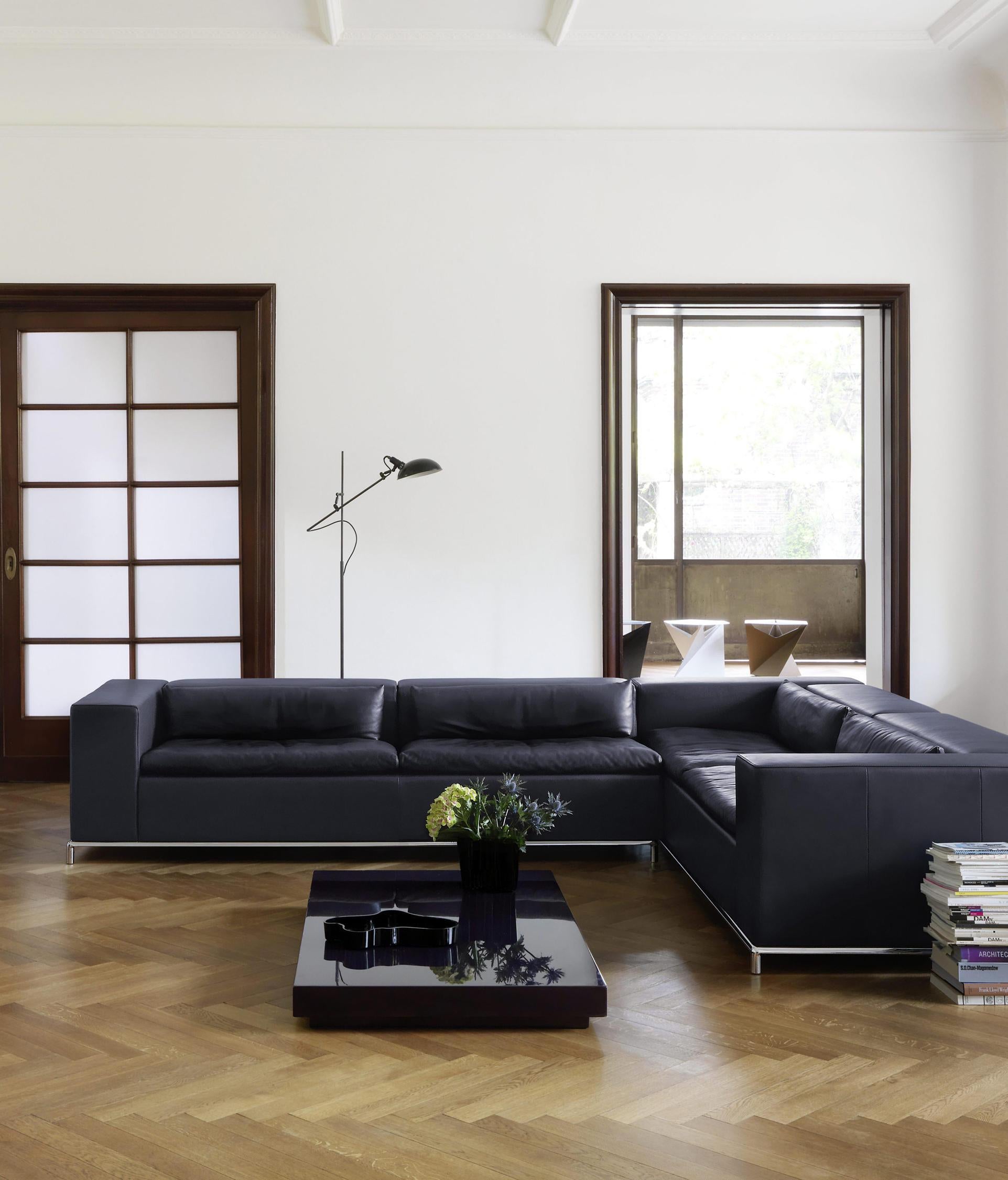 A strong interpretation of the lounge idea; timeless everyday object and showpiece at the same time. The high seating comfort and the many possible uses are striking. Clear contours with a unique, hidden function: the low backrests can be folded up