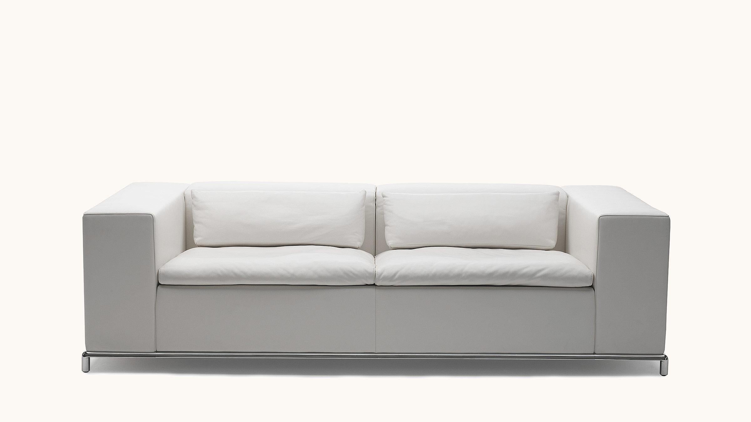 Una forte interpretazione dell'idea di salotto; un oggetto quotidiano senza tempo e allo stesso tempo un pezzo da esposizione. L'elevato comfort di seduta e le numerose possibilità di utilizzo sono sorprendenti. Contorni netti con una funzione unica