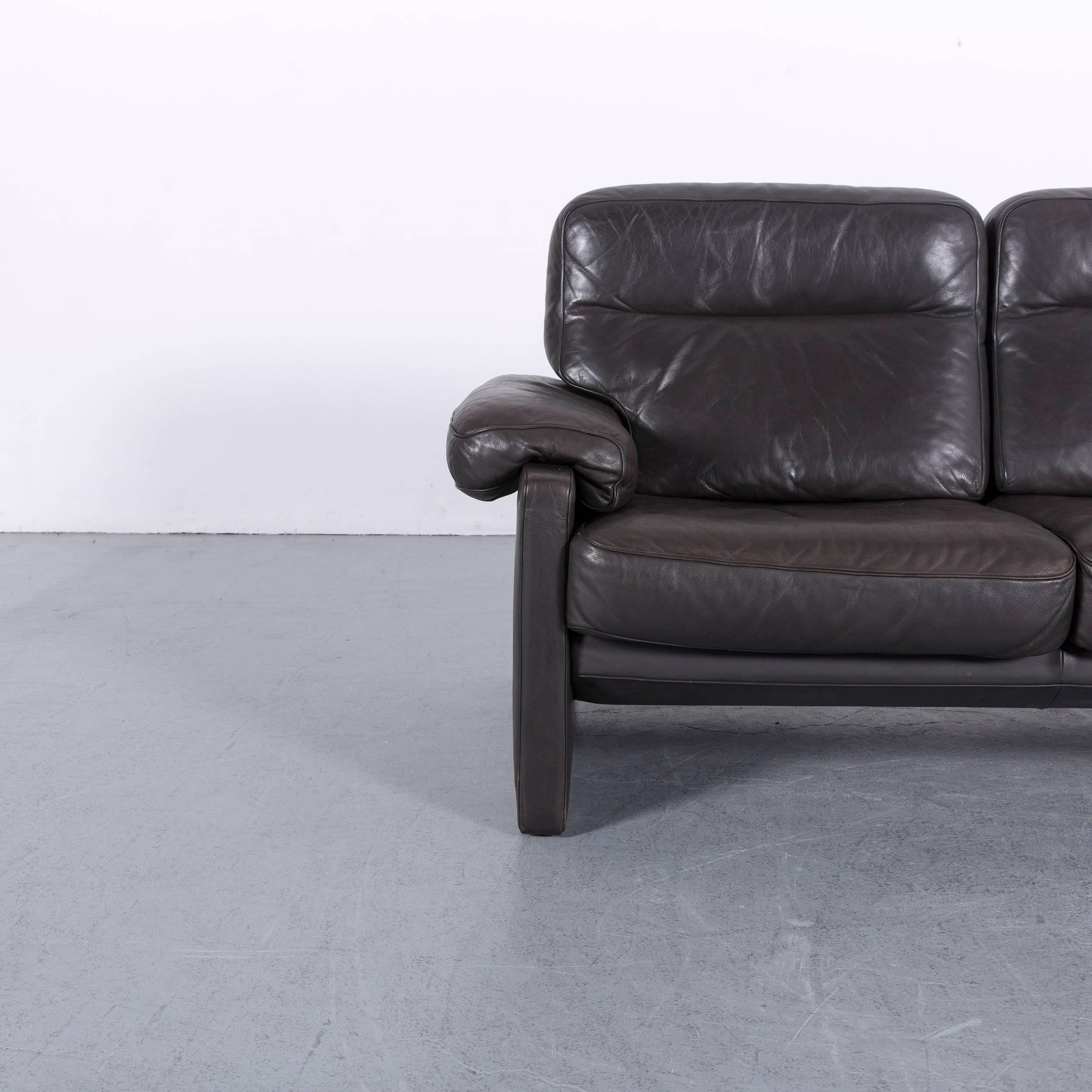 We bring to you an De Sede DS 70 designer sofa brown leather two-seat, Switzerland.