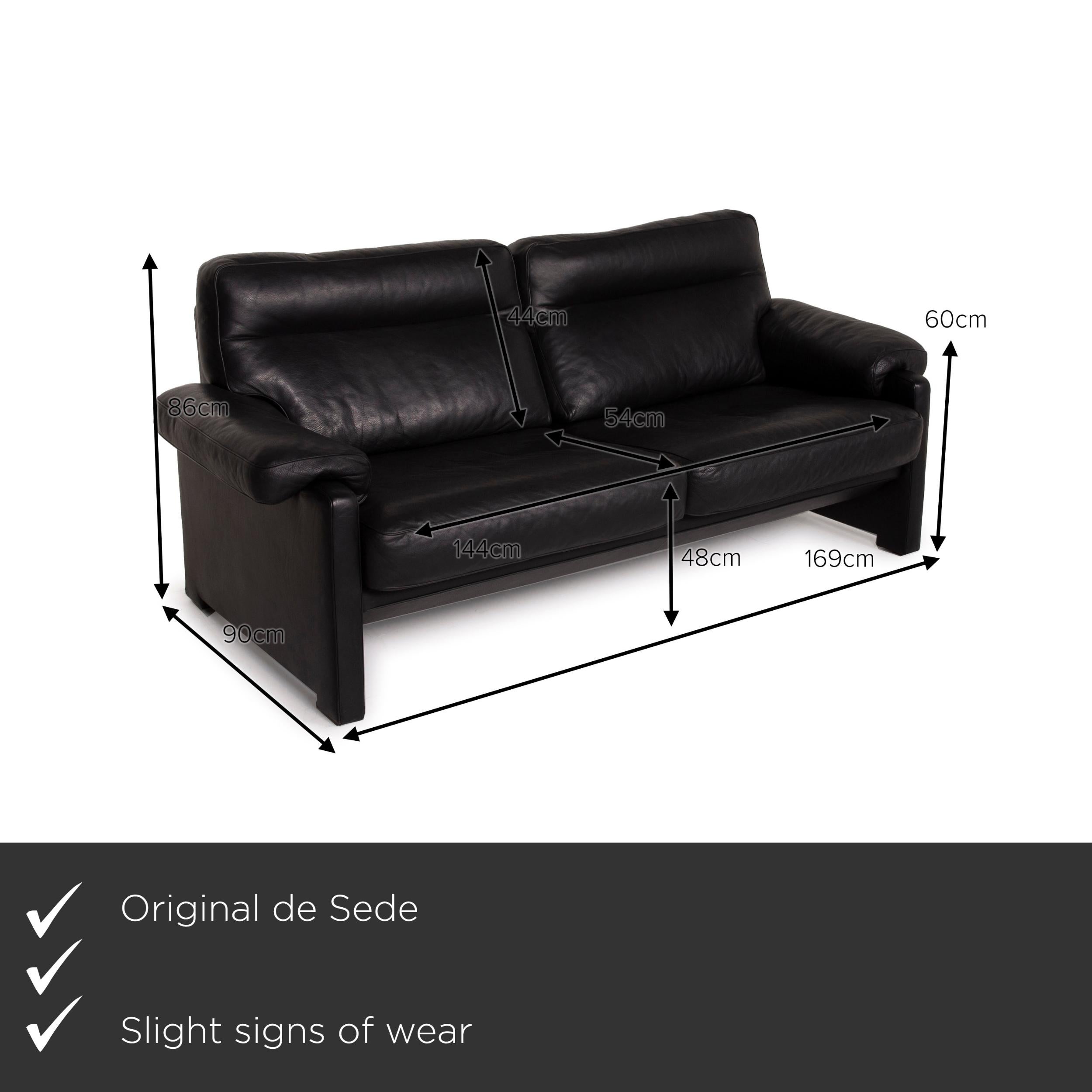 We present to you a de Sede ds 70 leather sofa black three-seater.


 Product measurements in centimeters:
 

Depth: 90
Width: 169
Height: 86
Seat height: 48
Rest height: 60
Seat depth: 54
Seat width: 144
Back height: 44.
 