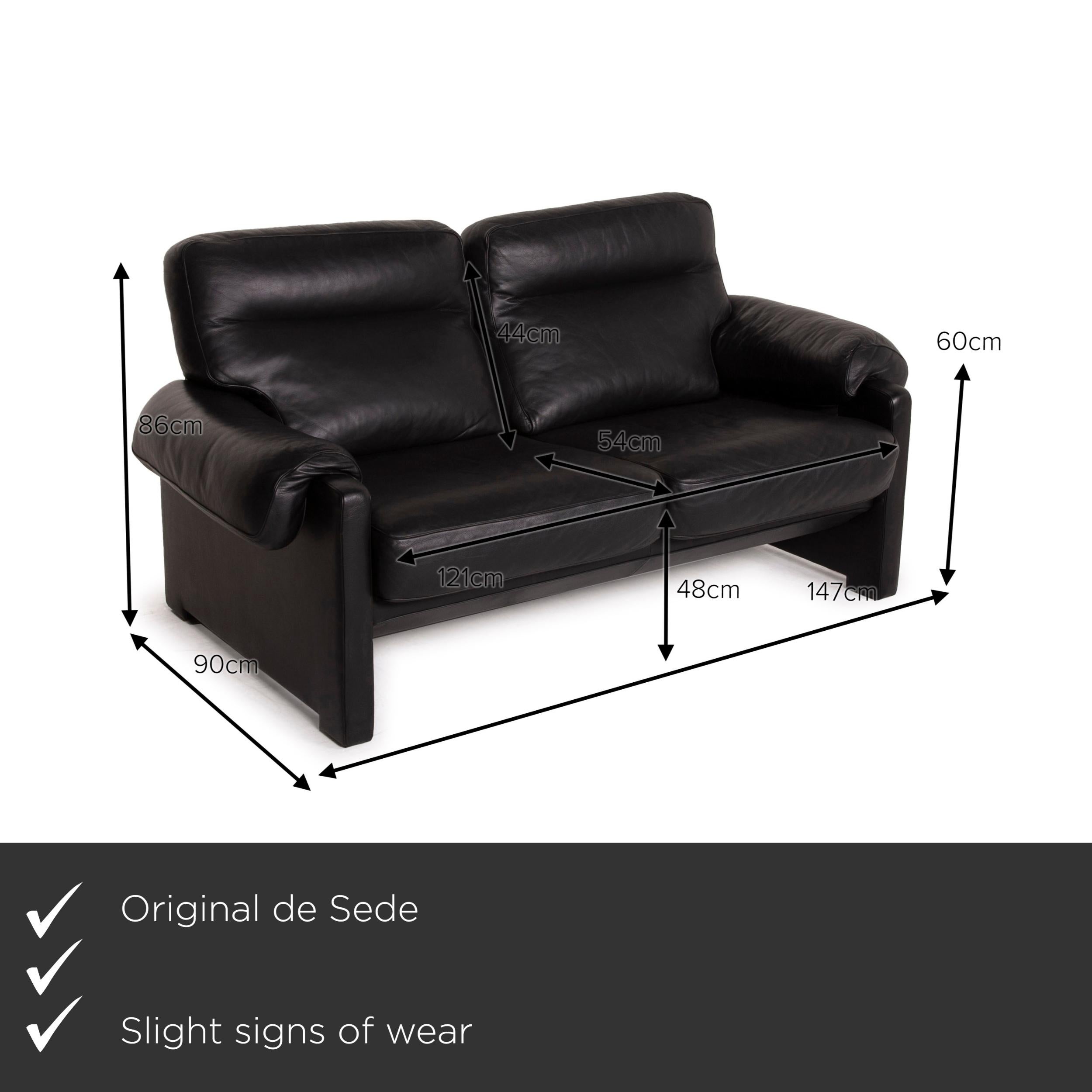 We present to you a De Sede ds 70 leather sofa black two-seater.


 Product measurements in centimeters:
 

Depth 90
Width 147
Height 86
Seat height 48
Rest height 60
Seat depth 54
Seat width 121
Back height 44.
 