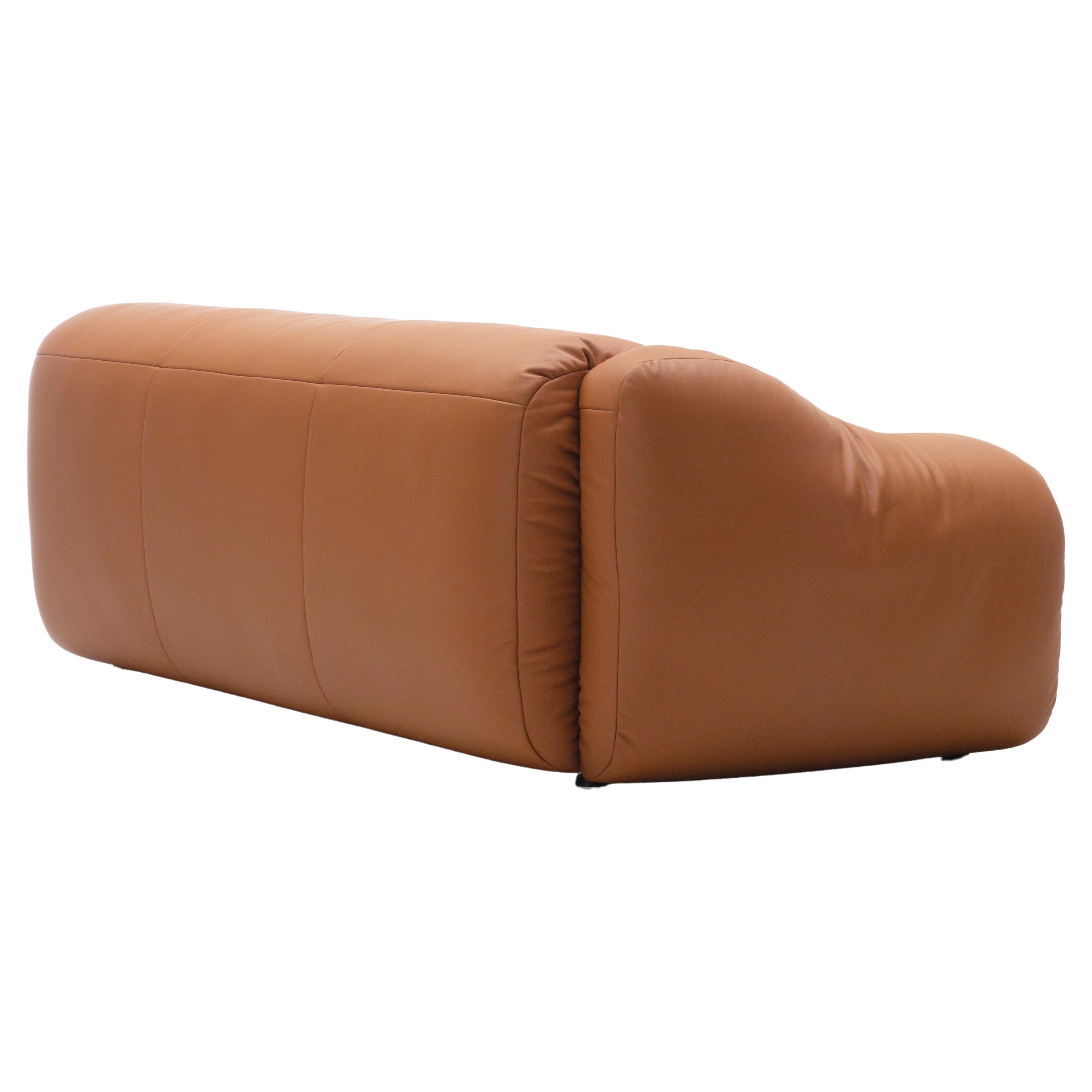 Infinite seating comfort 

Design and comfort go arm in arm in a very appealing way in the DS-705 by Philippe Malouin. The way the armrests are casually folded inwards creates a very bold design statement. They create flowing transitions between