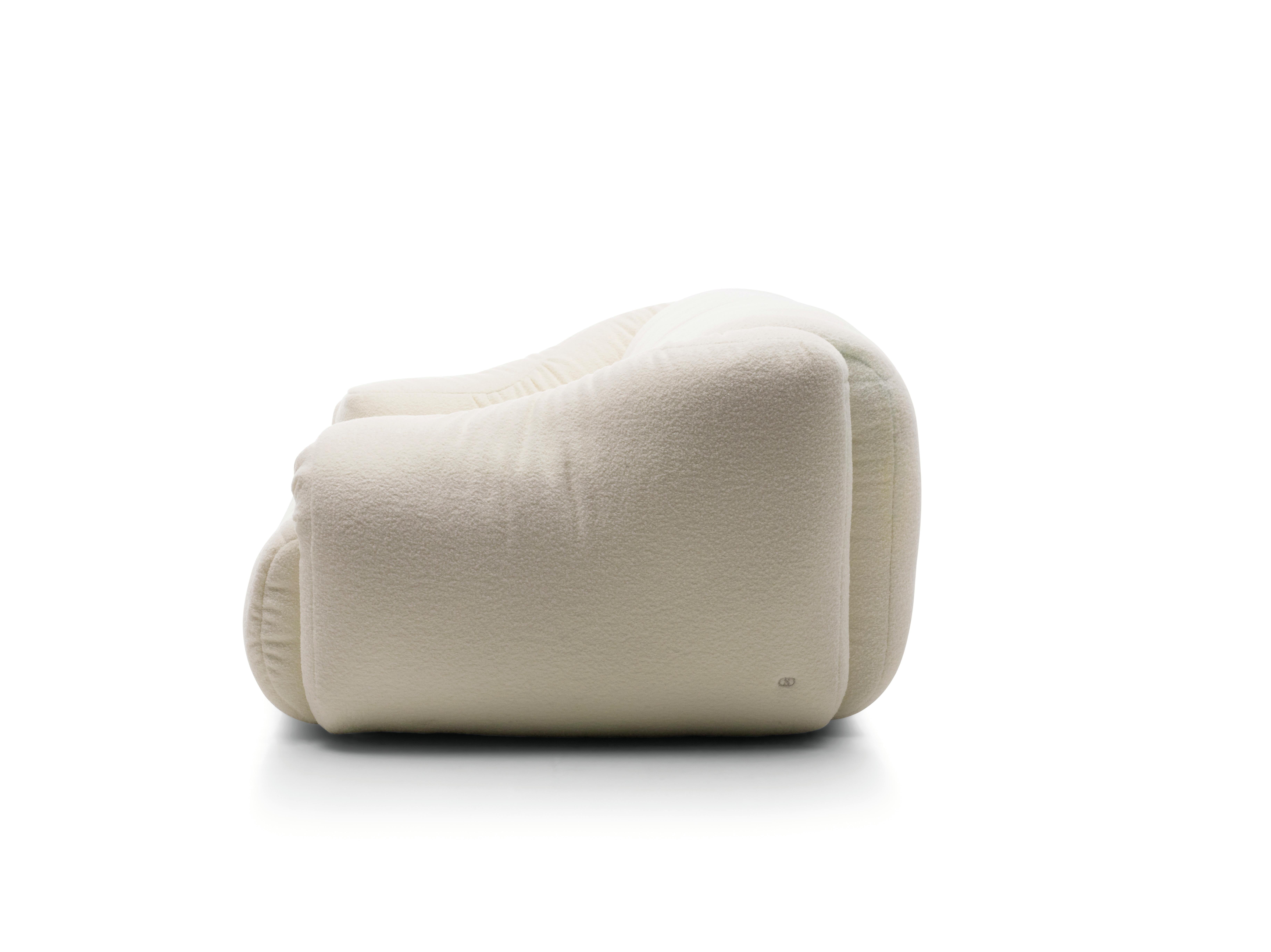 Unendlicher Sitzkomfort 

Design und Komfort gehen bei der DS-705 von Philippe Malouin auf sehr ansprechende Weise Hand in Hand. Die Art und Weise, wie die Armlehnen lässig nach innen geklappt werden, ist ein sehr mutiges Design-Statement. Sie