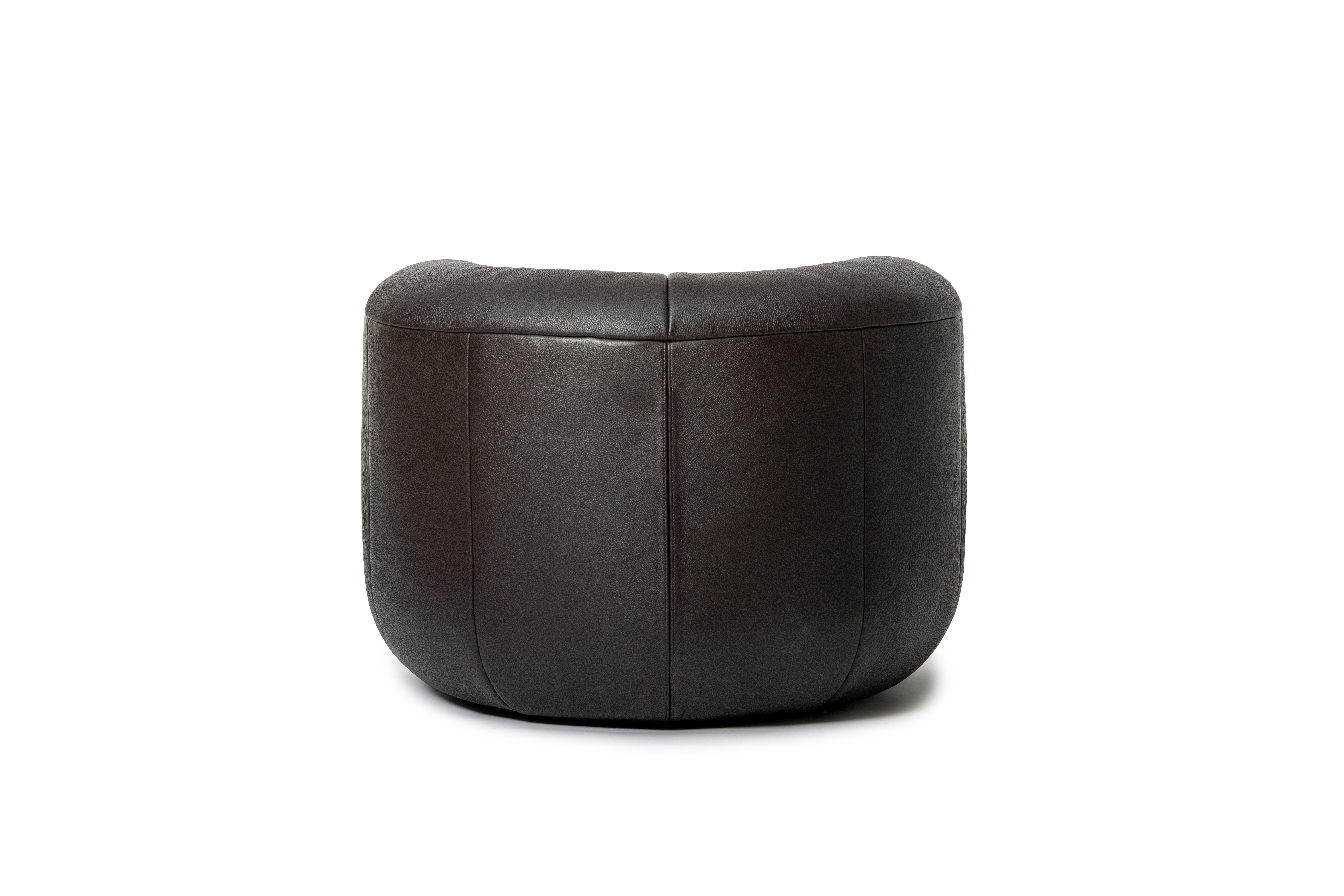 De Sede DS-707 Armchair in Black Club Leather Upholstery by Philippe Malouin For Sale 1