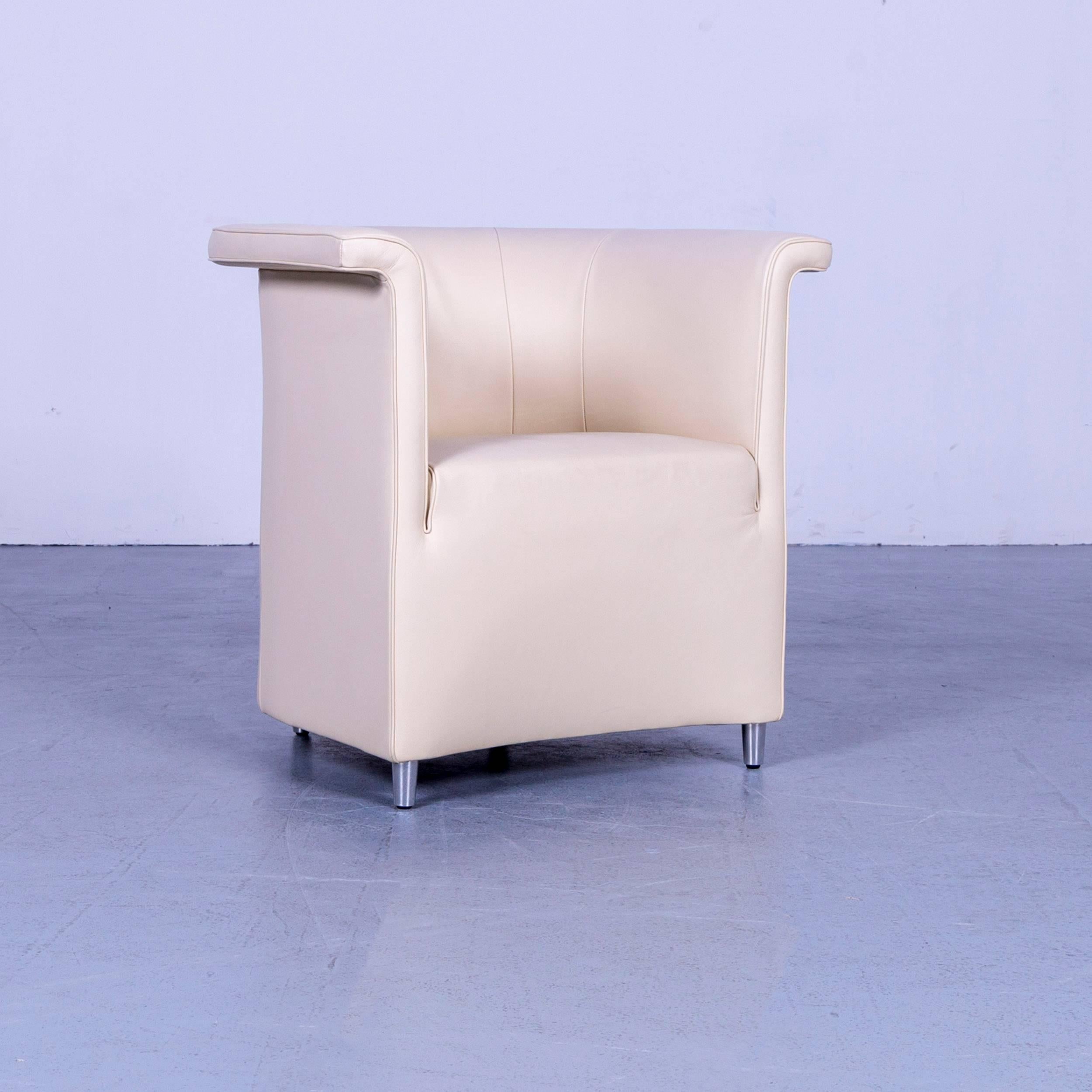 We bring to you an De Sede DS 725 leather armchair beige one-seat.

















