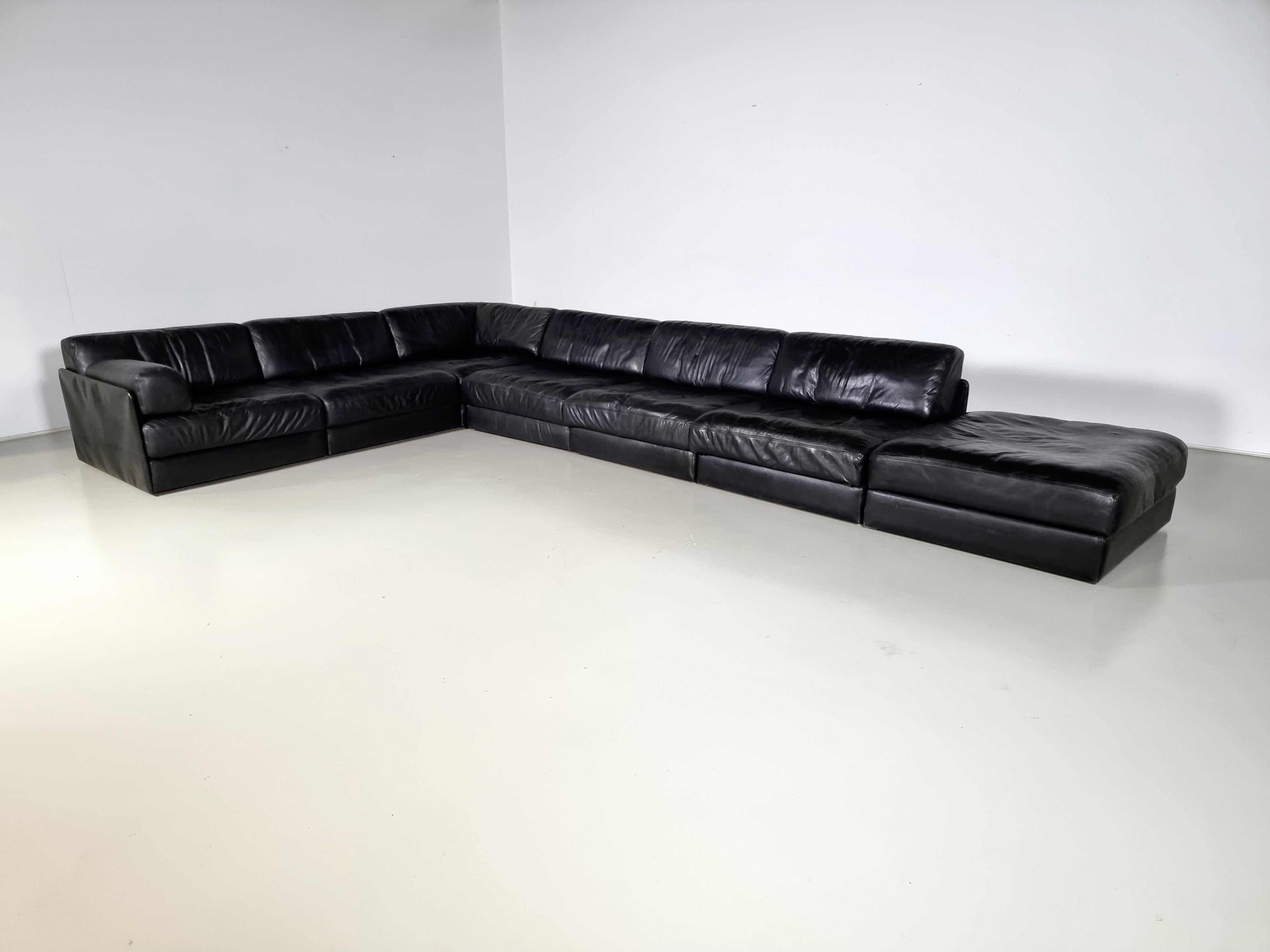 Beautiful 5-piece black leather modular sofa by De Sede from the 1970s. The sofa can be converted into a guest bed in just a few simple steps. Extremely comfortable with a nice patina. Many different settings are possible.

1 section is 90x90