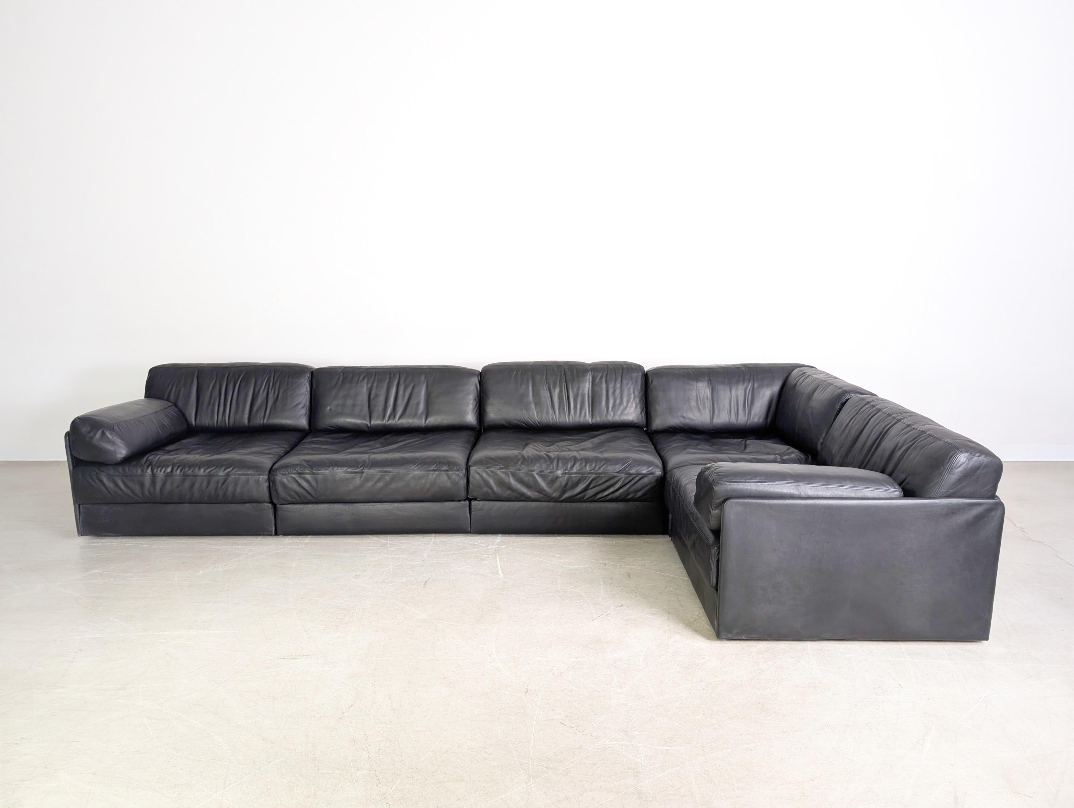 Wir bieten ein wunderschönes fünfteiliges Design Sofa des Schweizer Traditionsherstellers de Sede zum Verkauf an. Das Möbel besteht aus insgesamt fünf Modulen, die sich jeweils ausklappen und in eine Liegefläche umwandeln lassen. Drei von den fünf