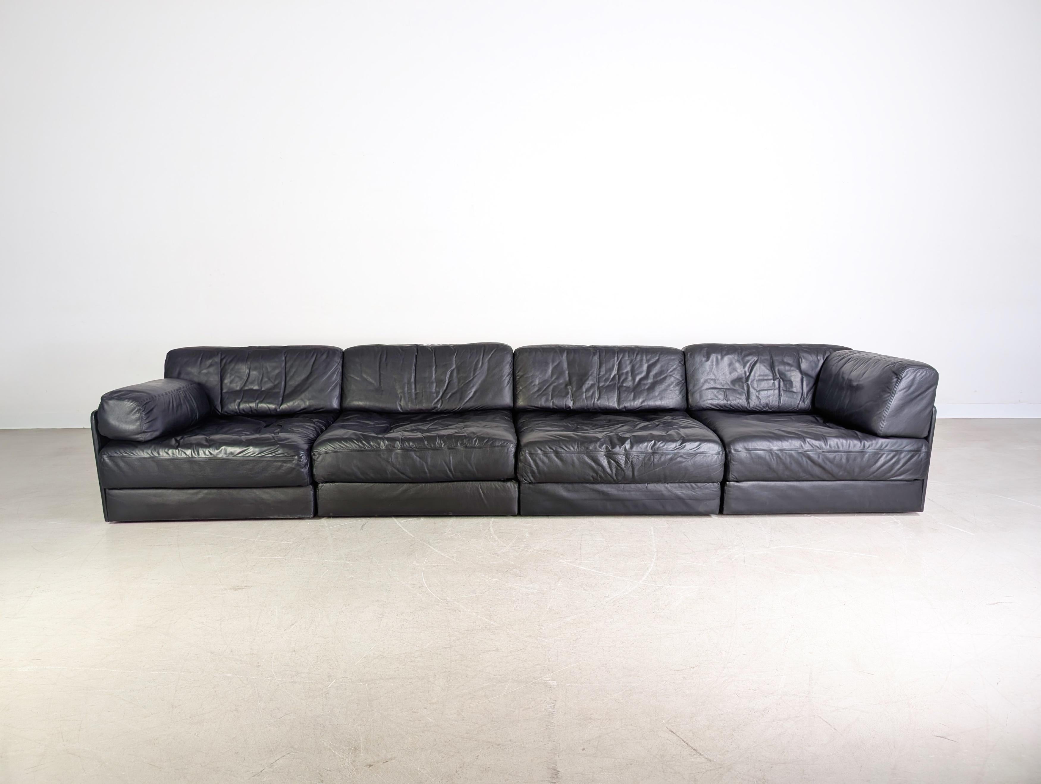 Wir bieten ein wunderschönes vierteiliges Design Sofa des Schweizer Traditionsherstellers de Sede zum Verkauf an. Das Möbel besteht aus insgesamt vier Modulen, die sich jeweils ausklappen und in eine Liegefläche umwandeln lassen.

Zwei der vier