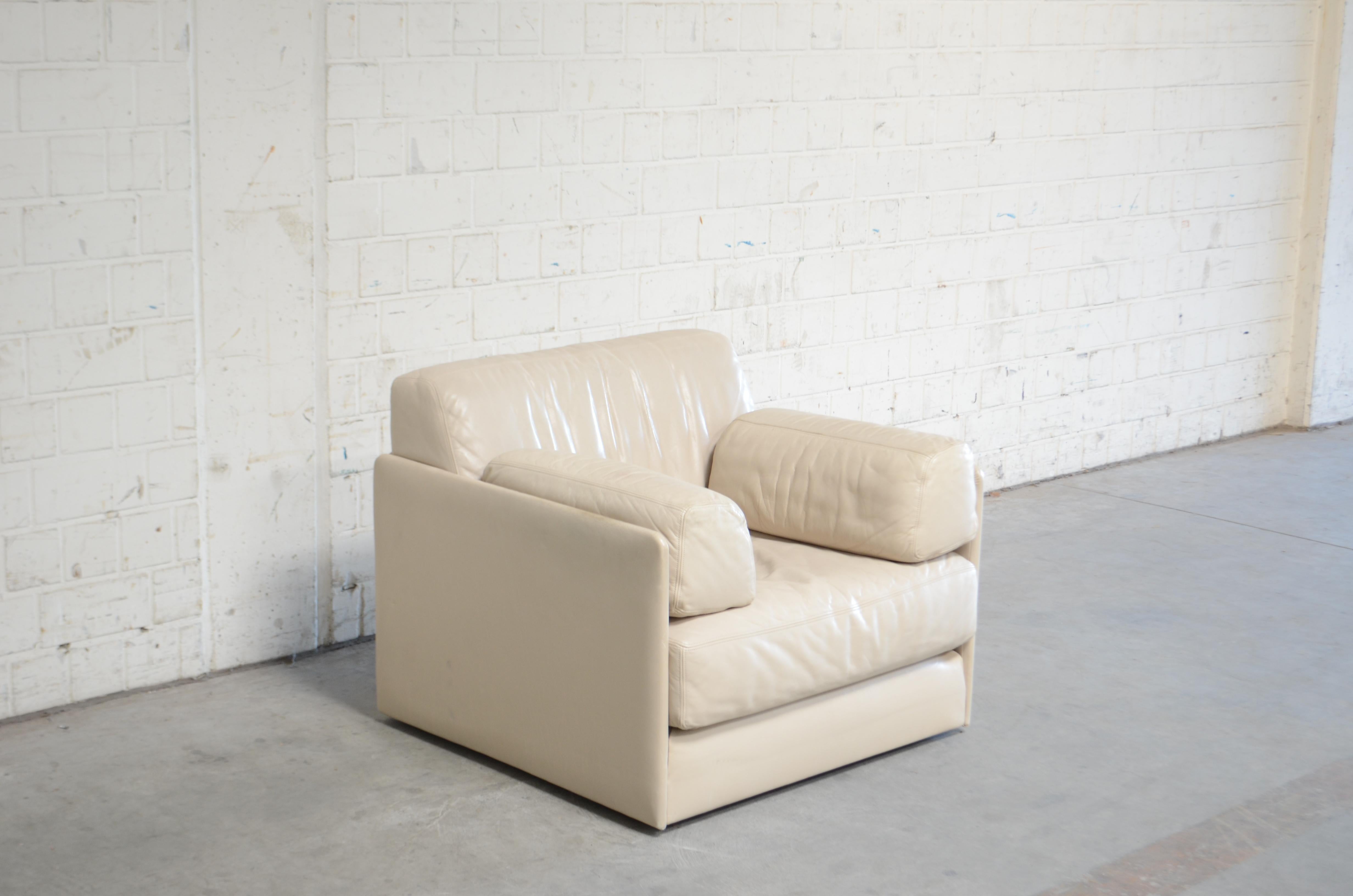 De Sede Sessel in cremeweißem Leder.
Der Stuhl kann in eine Schlafcouch für 1 Person umgewandelt werden. 
Klassisches Design aus der Schweiz.