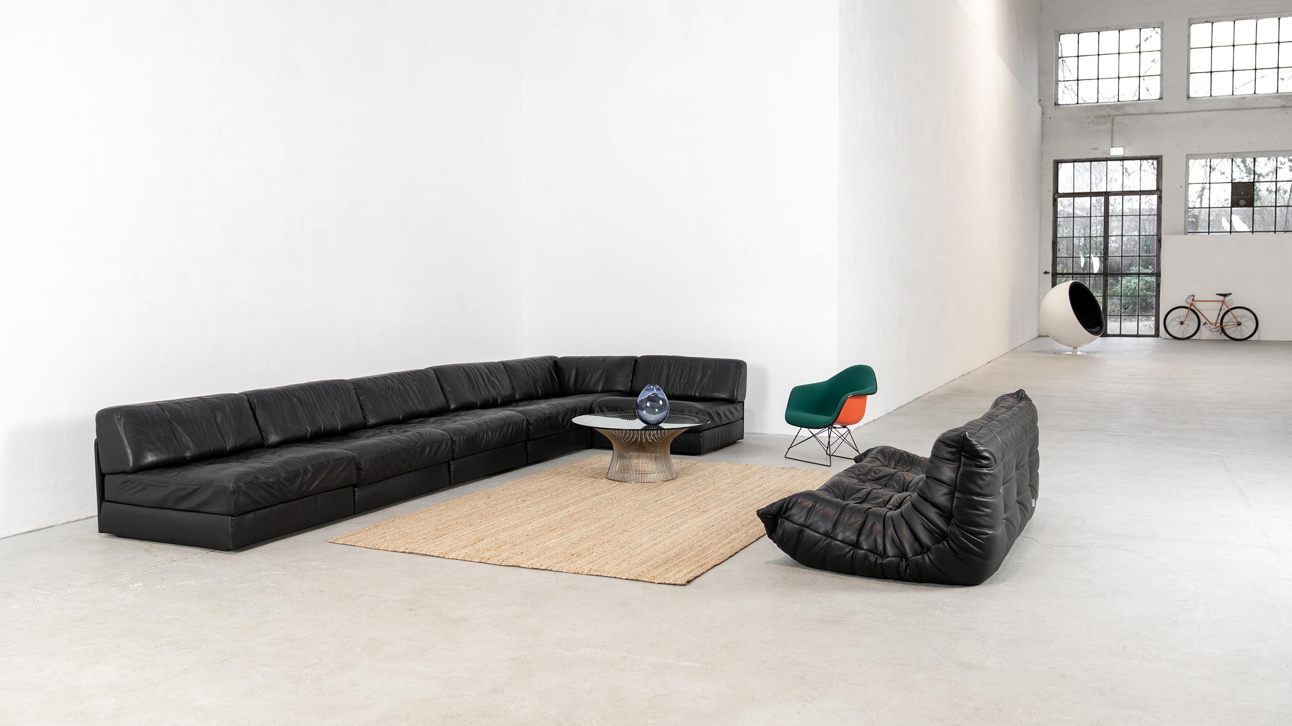 Gigante De Sede DS76 - Sofá y sofá cama de cuero negro - 1972 by De Sede Design Team Swiss

El Sofá DS-76 se lanzó al mercado ya en 1972, cuando se consideró revolucionario, ningún sofá cama se las arreglaba con un mecanismo más simple: en unos