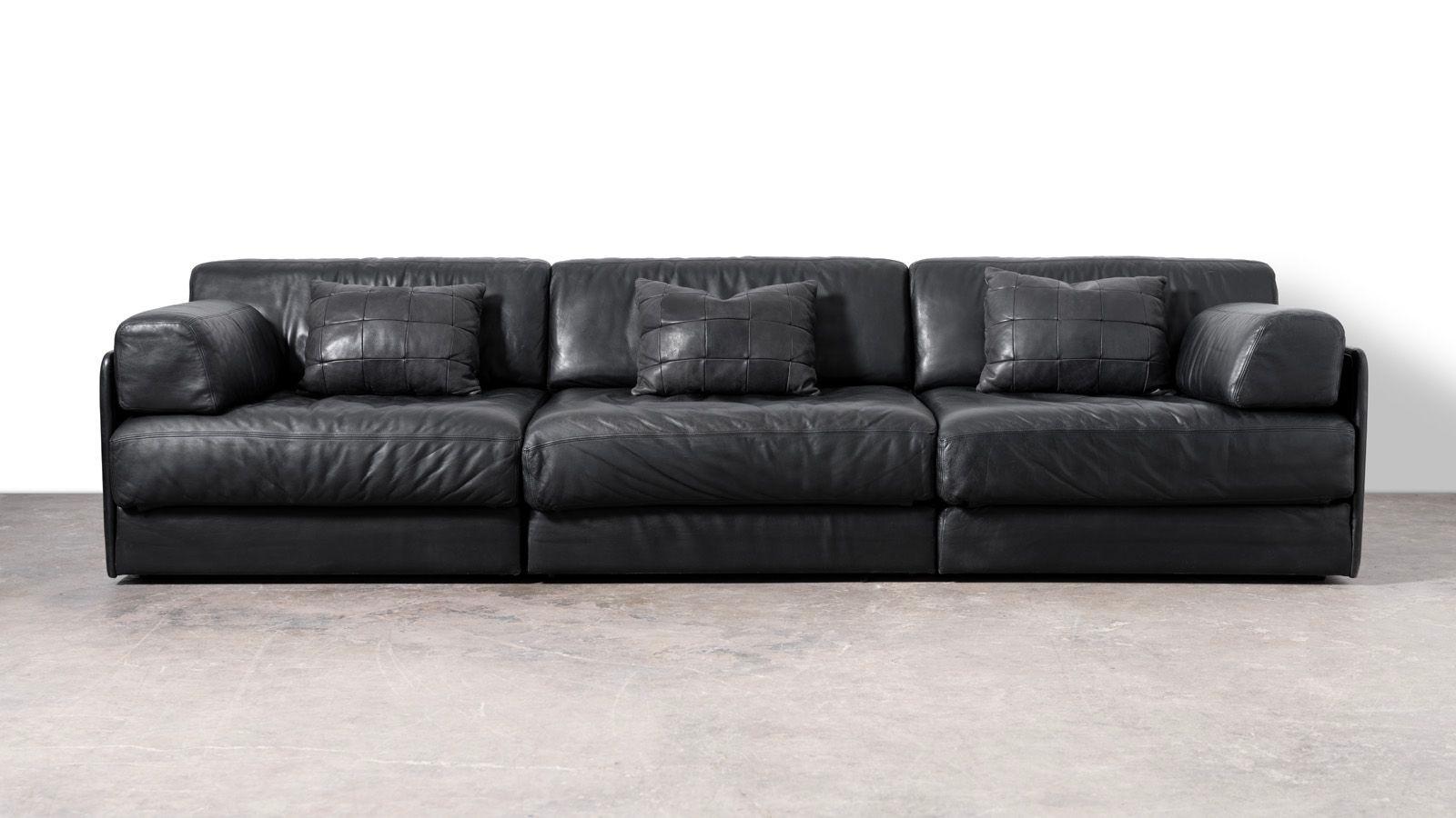 De Sede DS-76 Sofá modular de piel negra
Eleva tu espacio vital con este exquisito sofá modular De Sede DS-76, una pieza atemporal de artesanía suiza. Este sofá de tres piezas, tapizado en lujosa piel negra, combina a la perfección estilo y
