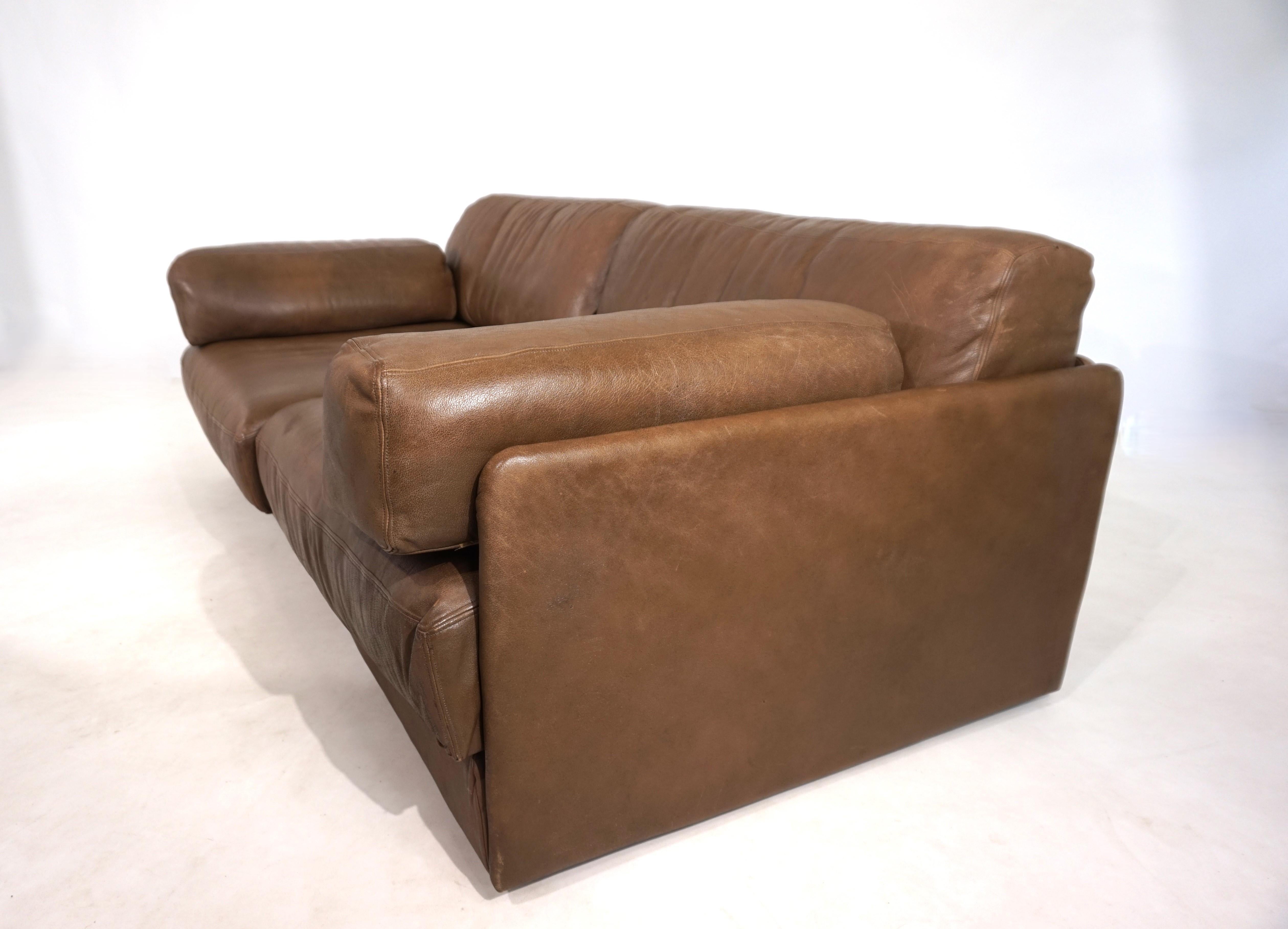 Dieses Ledersofa DS 76 ist in sehr gutem Zustand. Das robuste Leder hat einen einzigartigen schilffarbenen Farbton und weist leichte Gebrauchsspuren auf. Durch einfaches Ausklappen der beiden Sitze lässt sich das Sofa in ein bequemes und geräumiges