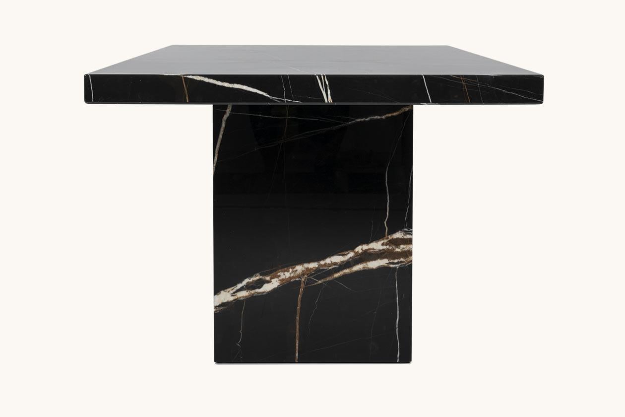Plutôt que de reposer sur des pieds de table, avec DS-788, le plateau de table en marbre, granit ou quartz est posé sur deux panneaux constitués de la même matière première. Dans leur souplesse, les bords soigneusement travaillés rappellent le cuir,