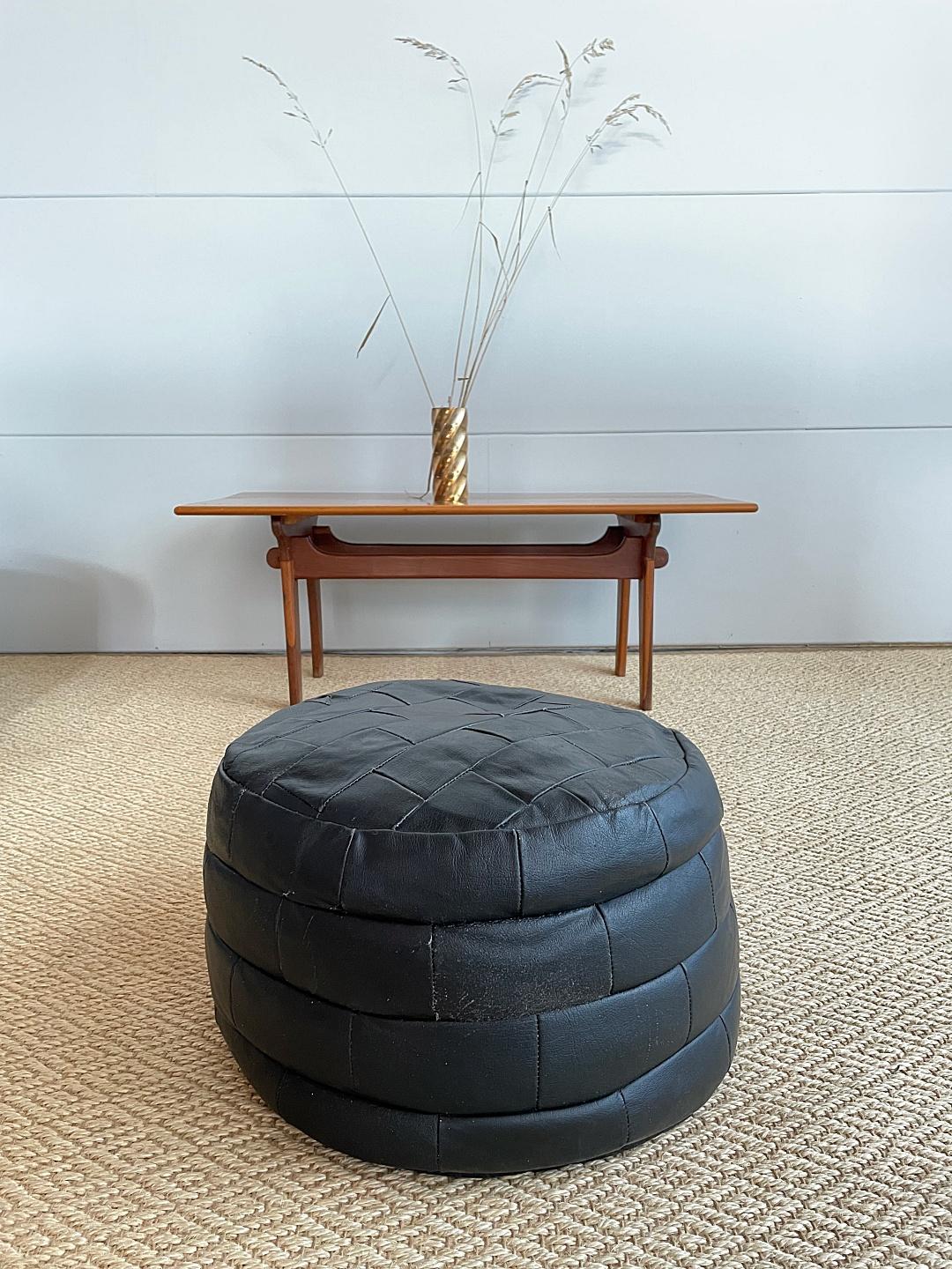 Unique and decorative handmade De Sede DS-80 pouf. The pouf is in very good condition with lovely patina, high seating comfort.


 