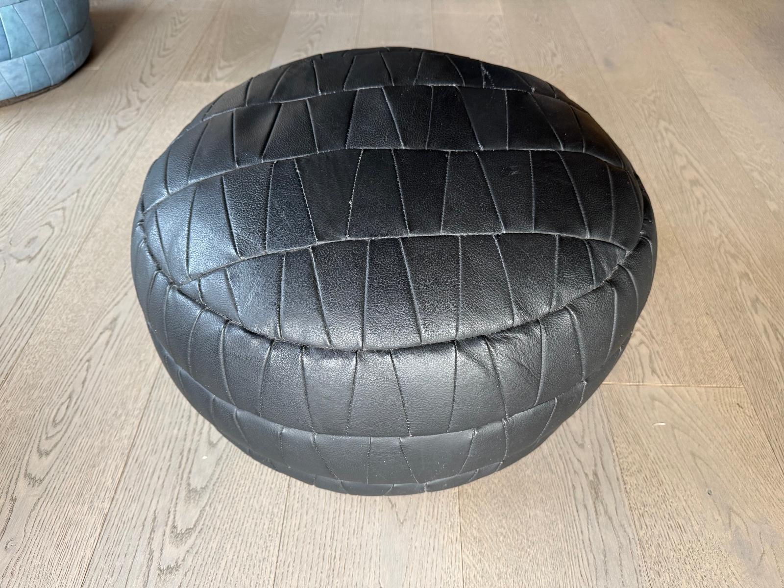 De Sede DS-80 Puf, otomana y taburete de cuero negro, De Sede Suiza en Bueno estado para la venta en Biebergemund, Hessen