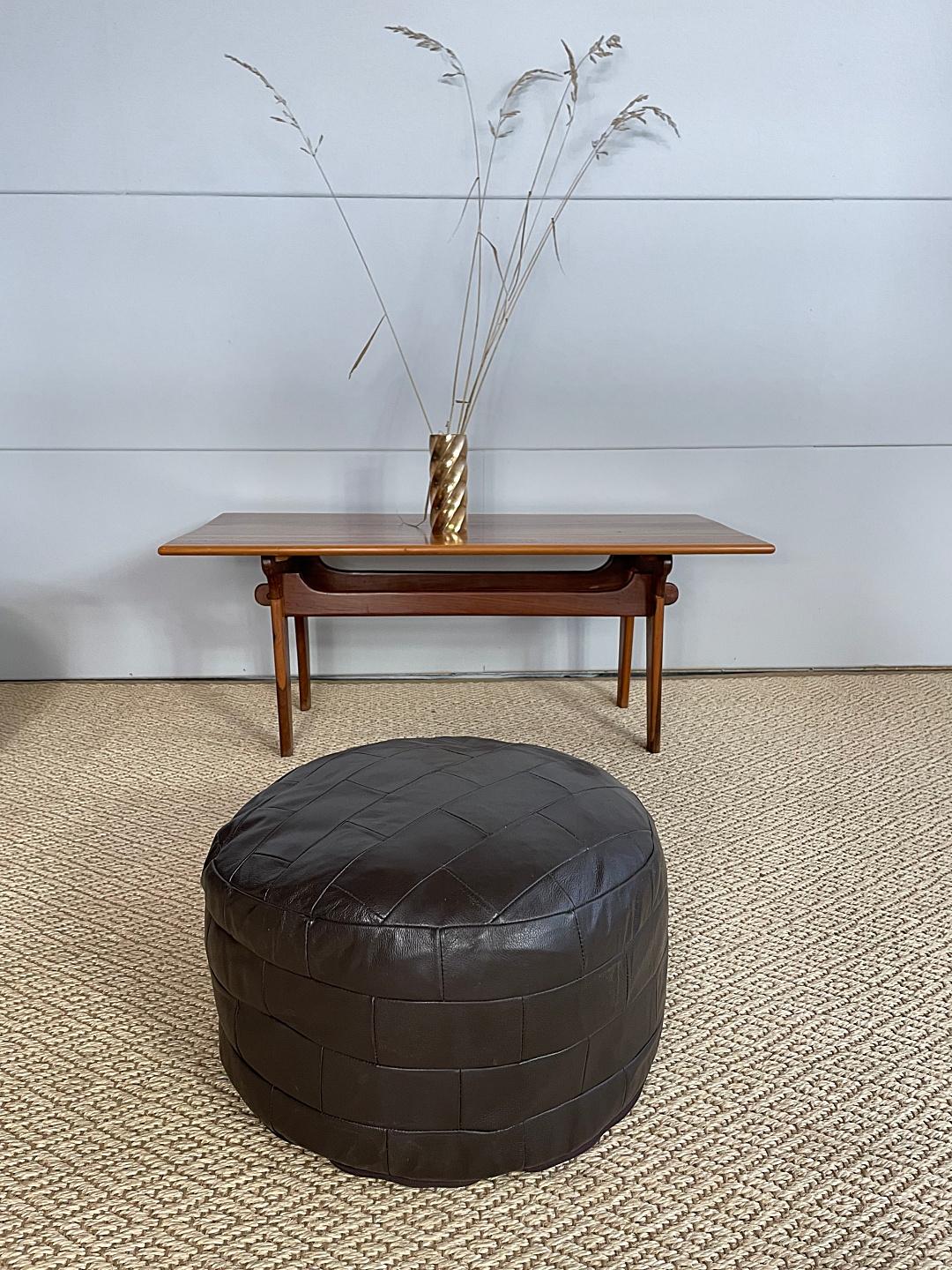 Einzigartiger und dekorativer handgefertigter De Sede DS-80 Pouf. Der Hocker ist in sehr gutem Zustand mit schöner Patina, hoher Sitzkomfort.

Kostenloser DHL-Versand