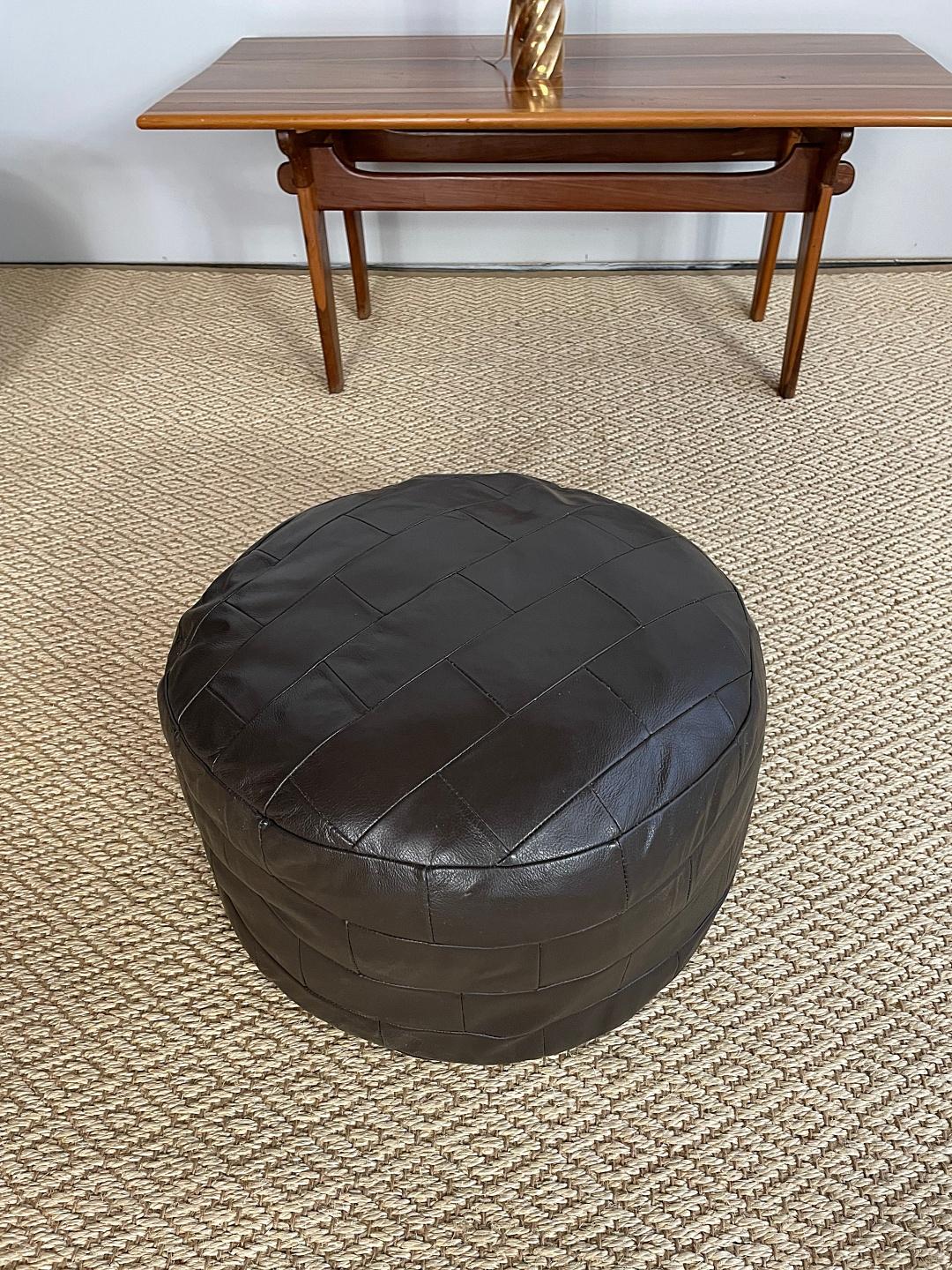 De Sede DS-80 Cocoa Brown Patchwork Leder Pouf, Ottomane, De Sede Schweiz (Moderne der Mitte des Jahrhunderts) im Angebot