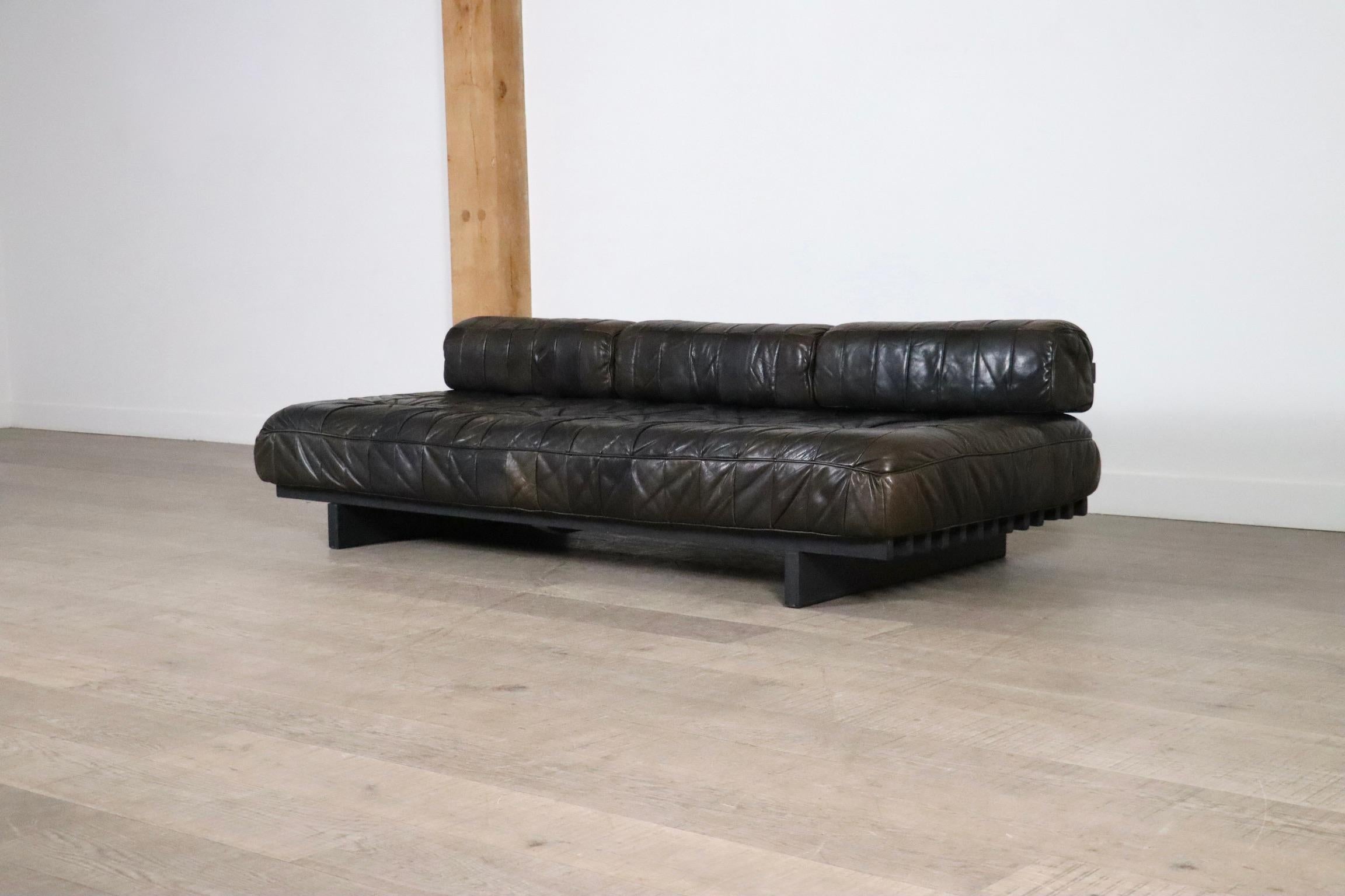 Stunning De Sede DS-80 patchwork leather daybed, Switzerland 1970s.

This daybed has a beautiful black lacquered wooden slat frame and incredible original brown patchwork leather upholstery with beautiful overall patina.

The patchwork series were