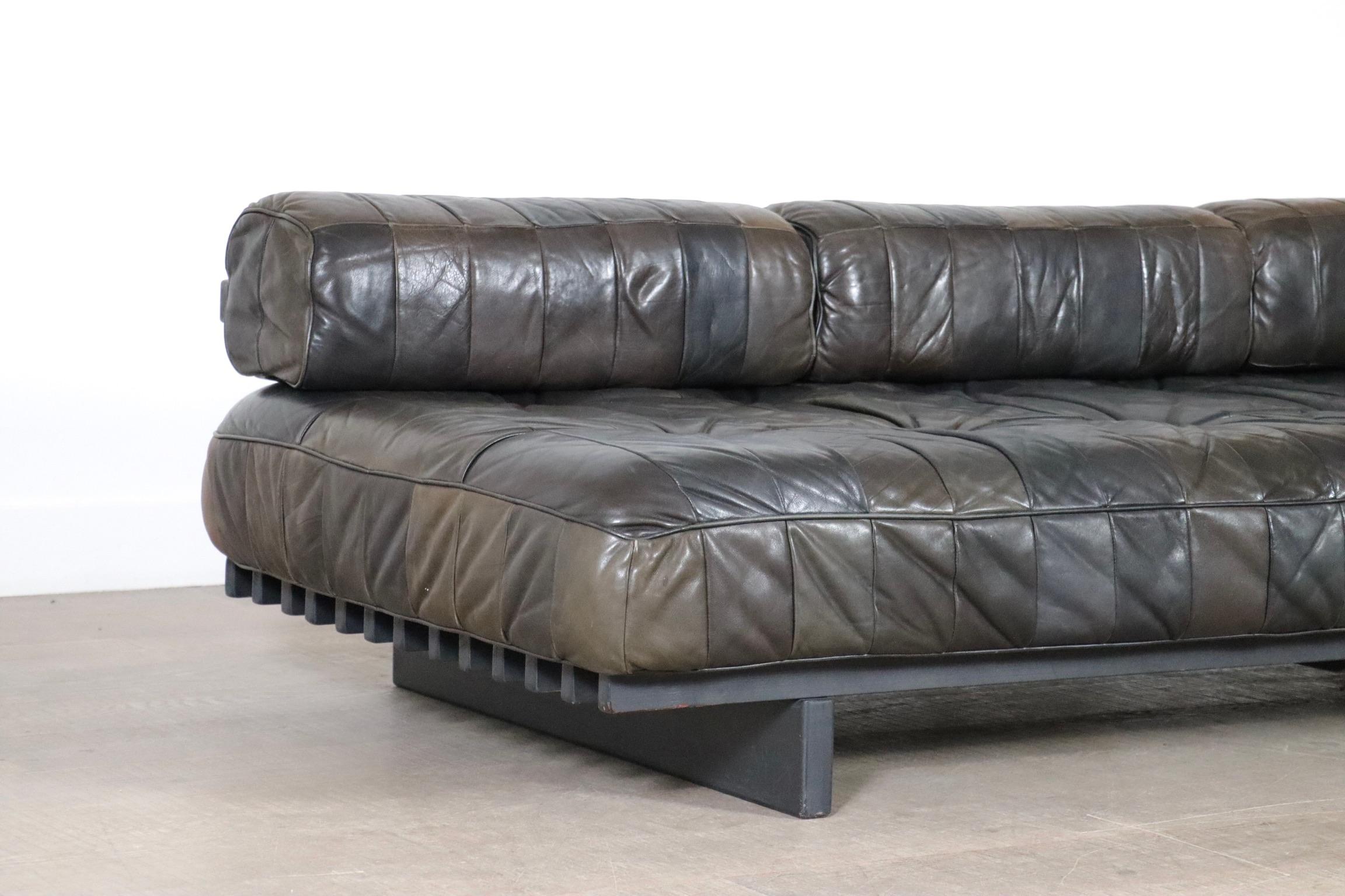 De Sede DS-80 daybed in brown patchwork leather, Switzerland 1970s In Good Condition In ABCOUDE, UT