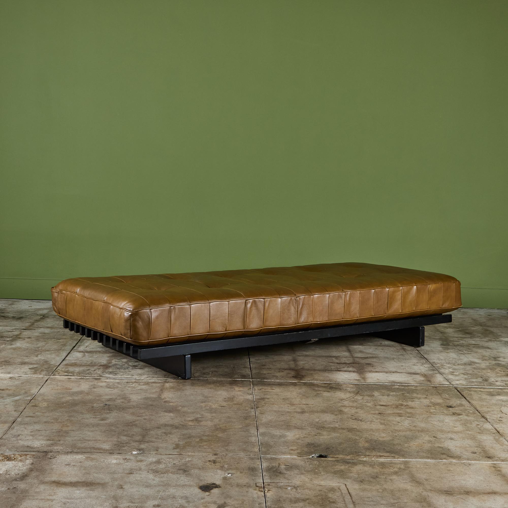 DS 80 Leder-Tagesliege von De Sede, Schweiz, um 1960. Das Daybed ist mit einem getufteten Patchwork-Lederkissen ausgestattet. Der Lattenrost ist aus ebonisiertem Holz.

Abmessungen: 35