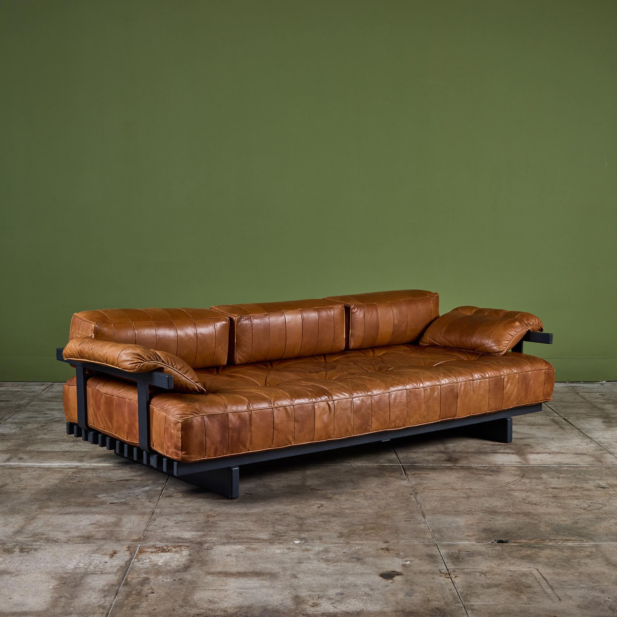 Lit de jour en cuir DS 80 de De Sede, Suisse, c.1960. Le lit de jour est doté d'un coussin touffeté en cuir patchwork patiné, avec trois coussins de traversin en cuir patchwork et deux accoudoirs en coussin de cuir. Le cadre en lattes de bois a une
