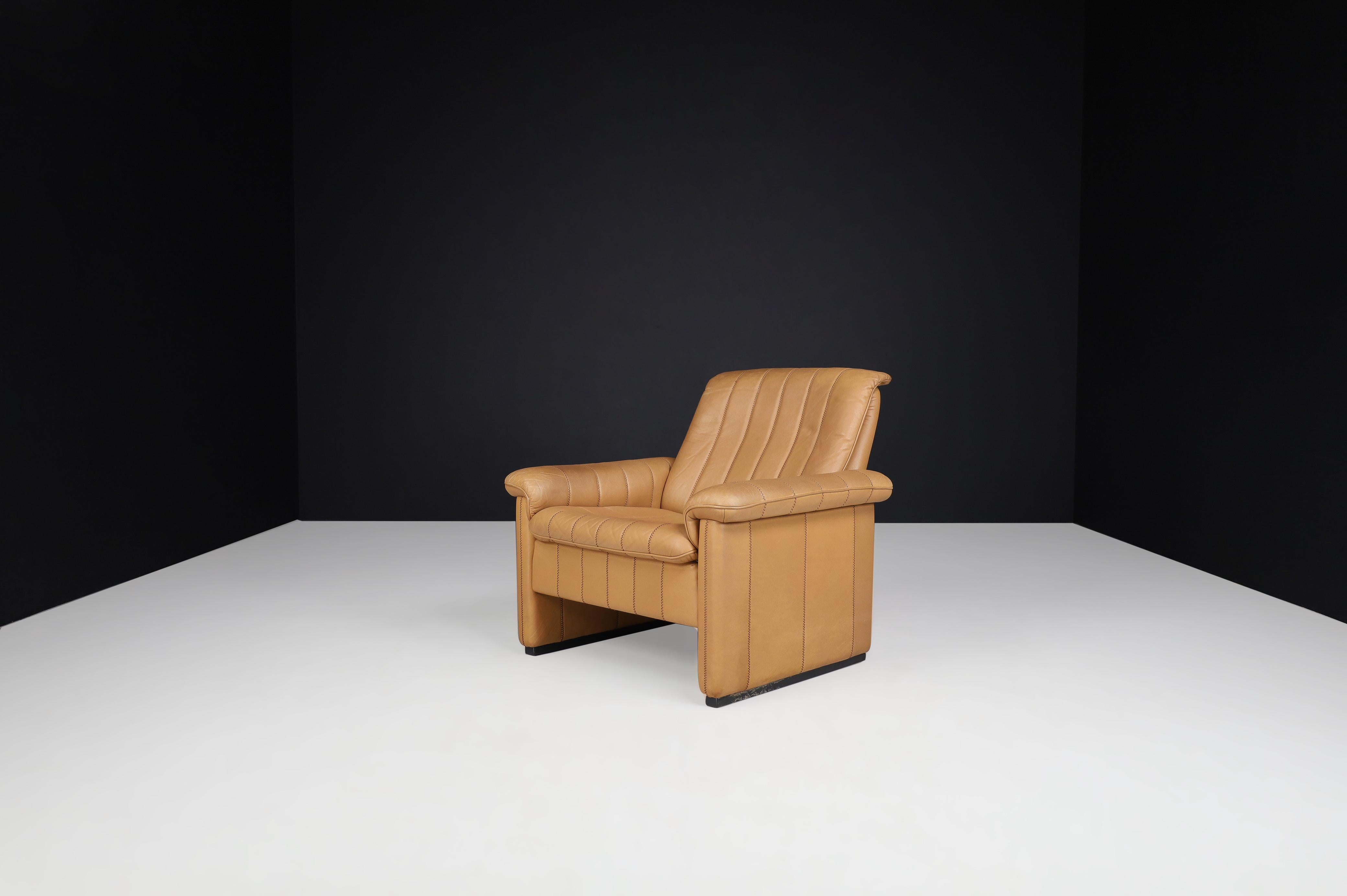 De Sede DS 83 lounge chair in leather, Switzerland 1970s

De Sede DS 83 lounge chair in leather, Switzerland 1970s This De Sede lounge chair ensures ultimate comfort and building quality with its solid wooden frame and thick hand-stitched leather