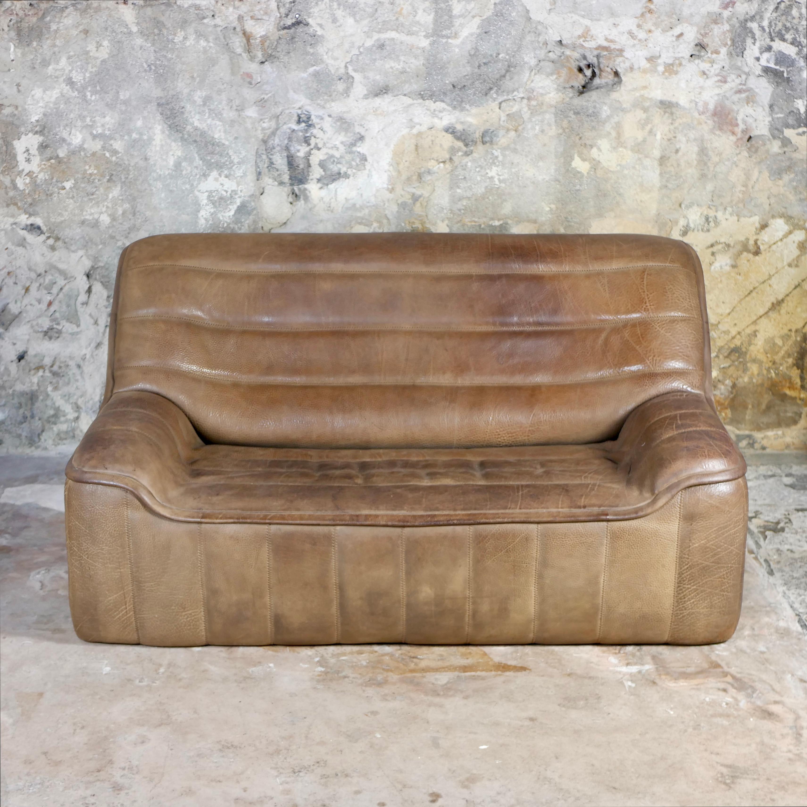 Schönes Sofa von De Sede, Modell DS-84, in taupefarbenem Büffelleder, hergestellt in der Schweiz in den 1970er Jahren.
Schöne Nahtdetails, schöne Patina und Ledernarbung.
De Sede ist bekannt für seine hochwertigen Ledermöbel.
Insgesamt guter