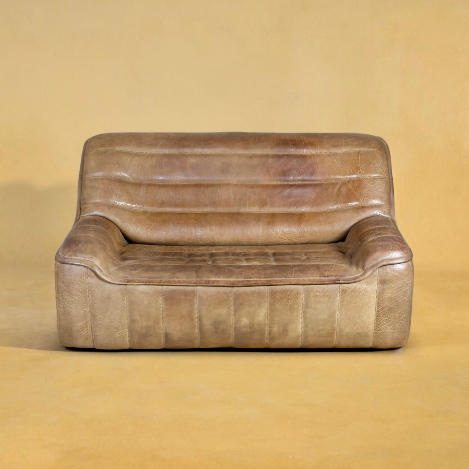 Beautiful De Sede sofa, model DS-84, in taupe buffalo leather, made in Switzerland in the 1970s.
Nice stitching details, nice patina and leather grain.
De Sede is known for its high quality leather furniture.
Overall good condition, traces of time
