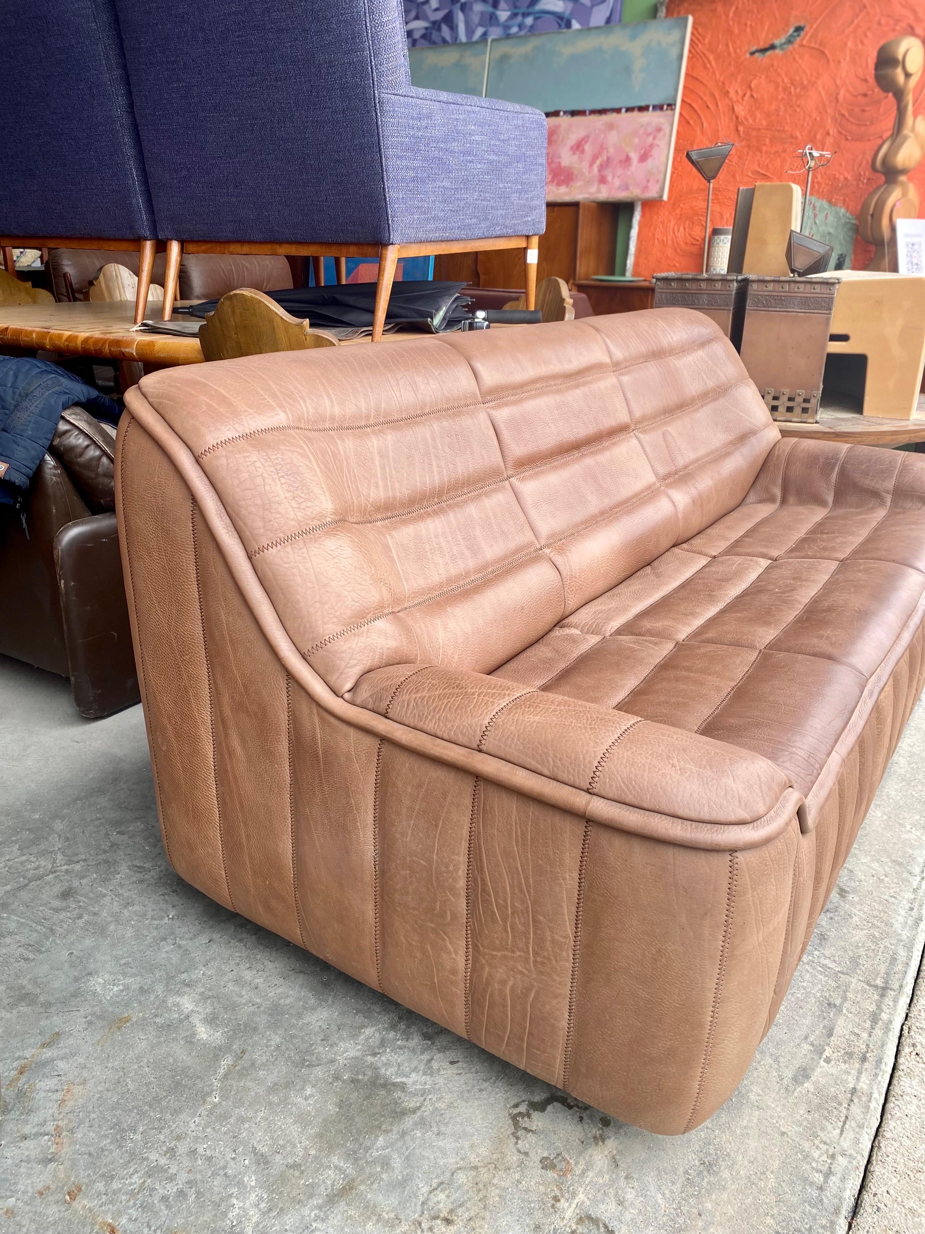 Beautiful De Sede leather loveseat sofa DS 84 made of Buffalo is in great overall condition, Switzerland, circa 1970s.

Dimensions: 73