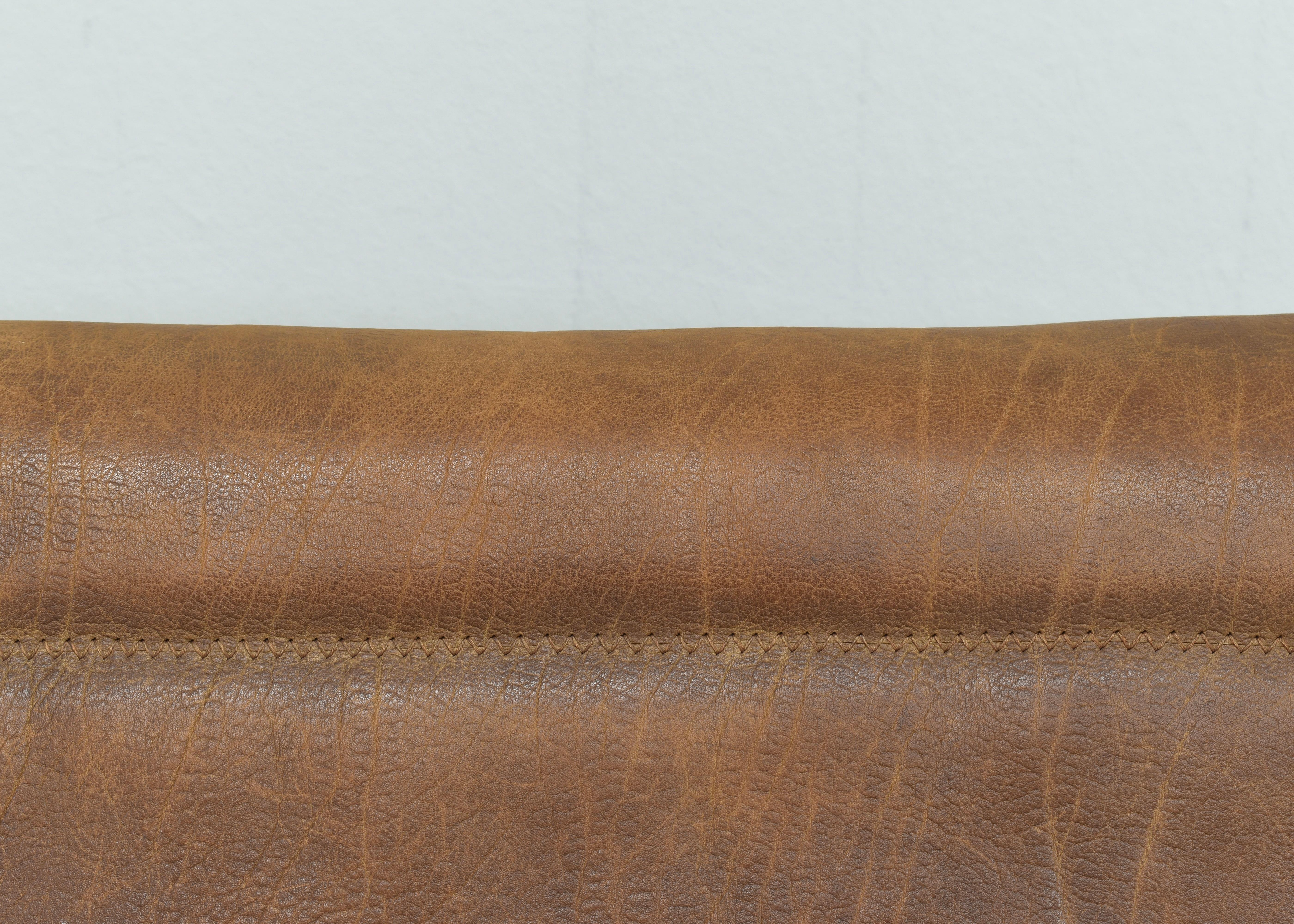 De Sede DS-84 Three seat sofa in Tan Buffalo leather – Switzerland, circa 1970 For Sale 7