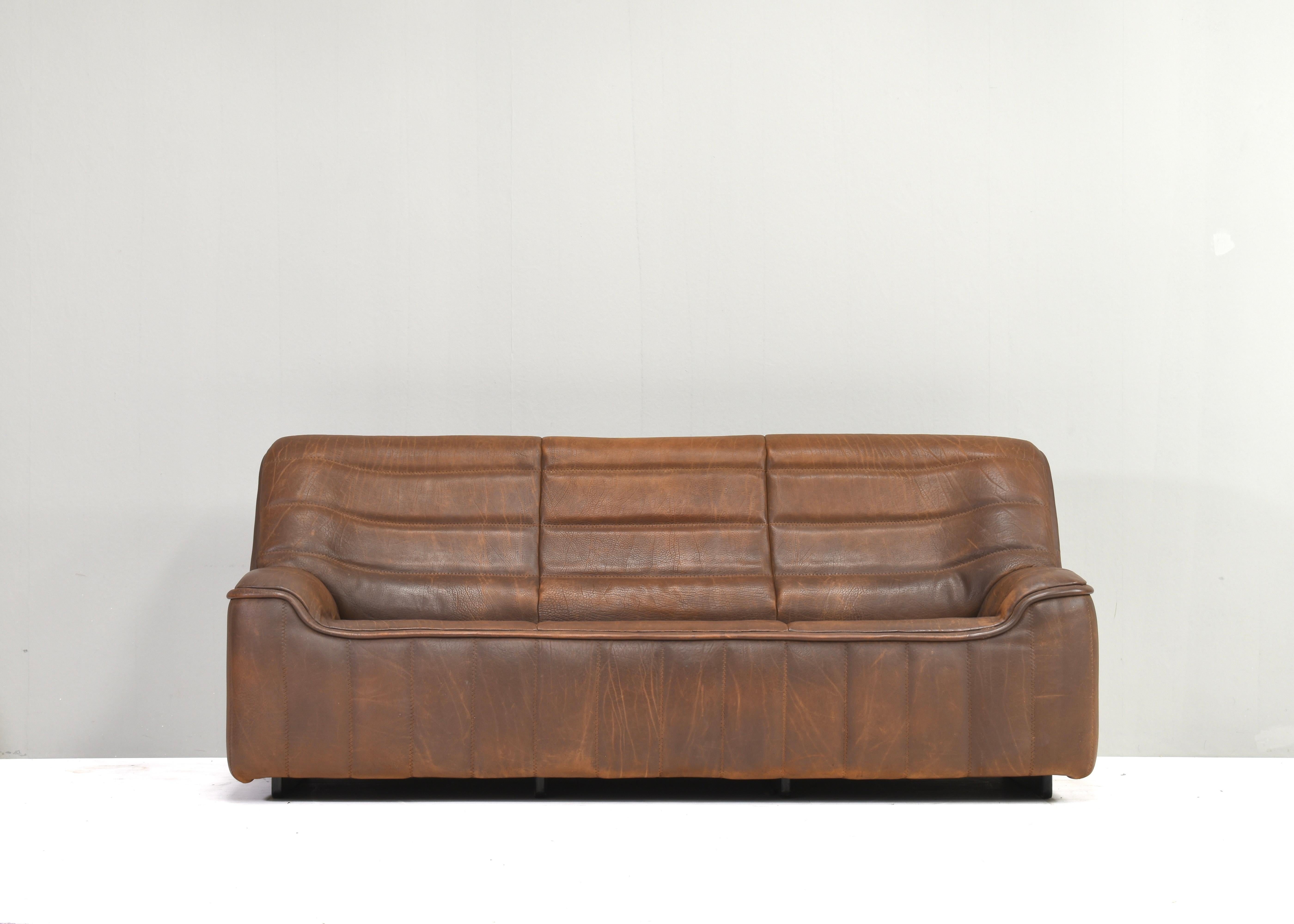 Introducing the De Sede DS84 three seat sofa in Buffalo leather - Switzerland, 1970's – Where Luxury Meets Comfort

Also available with 2 seat sofa and coffee table.

Designer: De Sede design team
Manufacturer: De Sede
Model: DS-84 three seat