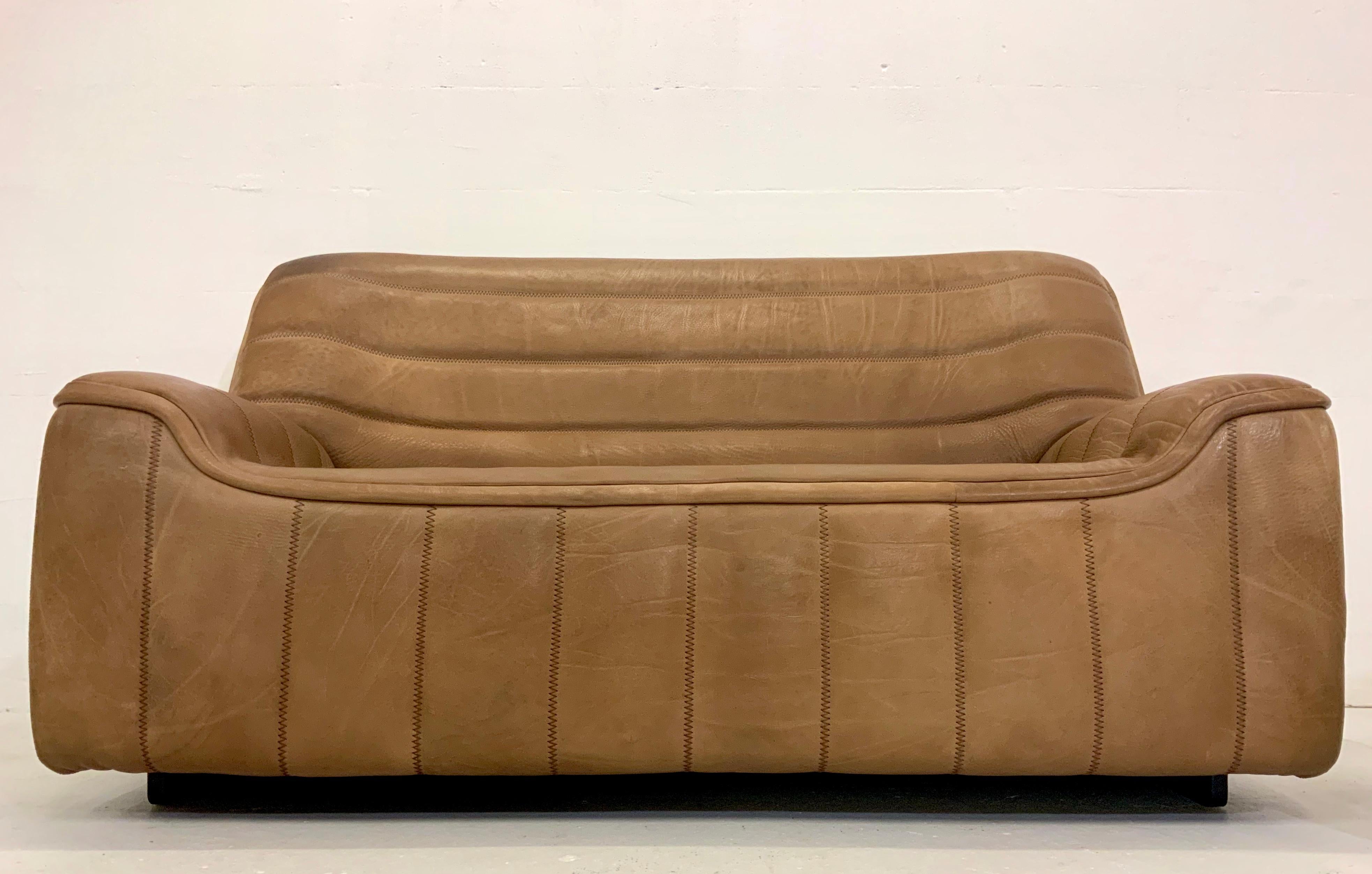 The vintage DS-84 model is a coveted and a very rare leather sofa classic, designed in the midcentury era in early 1970s,
by the renowned leather craftsman manufacturer in Switzerland the luxury brand De Sede.

+ Perfect craftsmanship
+ Enough space