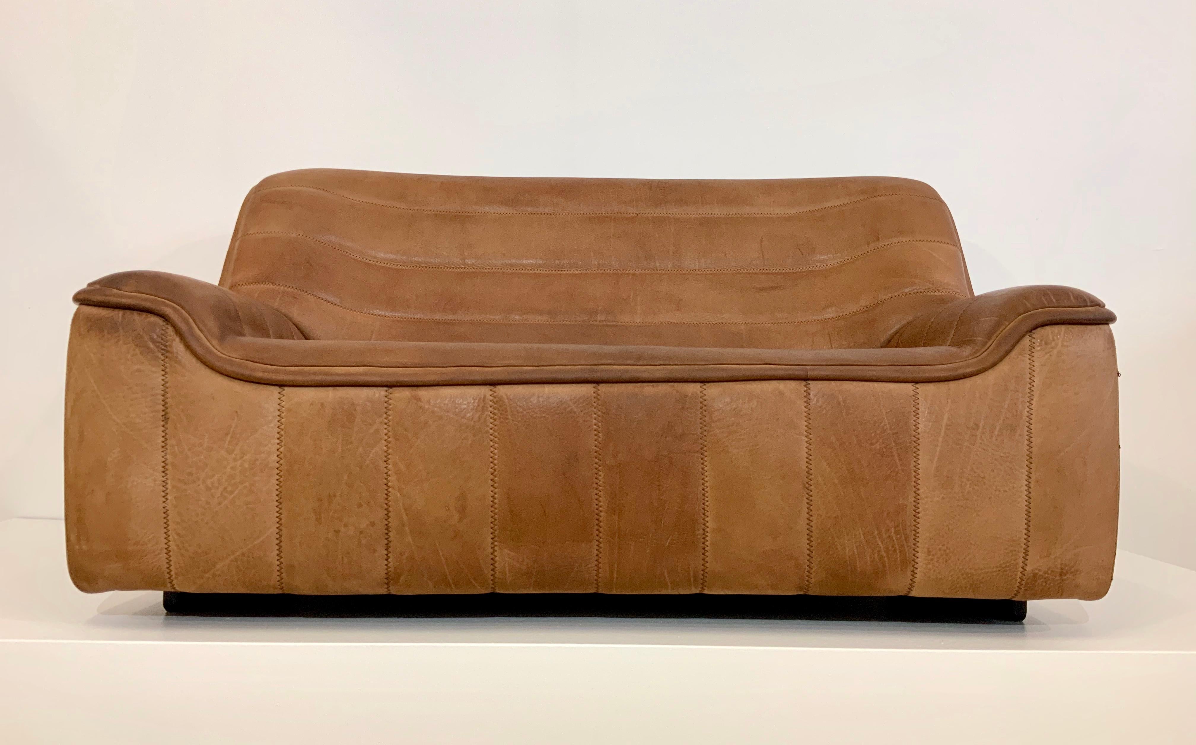 The vintage DS-84 model is a coveted and a very rare leather sofa Classic, designed in the midcentury era in early 1970s,
by the renowned leather craftsman manufacturer in Switzerland the luxury brand De Sede.

+ Perfect craftsmanship
+ Enough