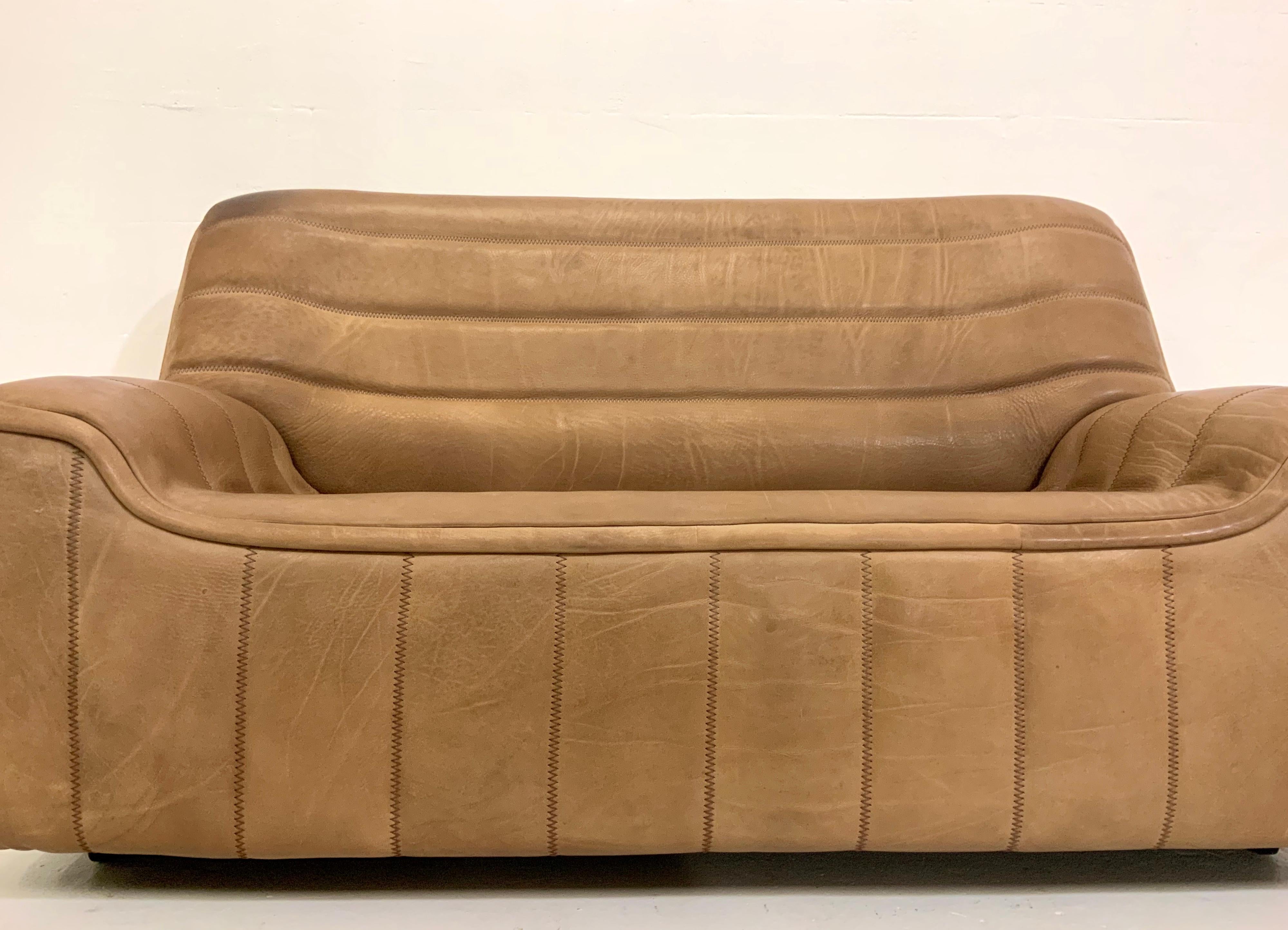 De Sede DS-84 Vintage Thick Buffalo Neck 2-Seat Leather Loveseat Sofa, 1970s In Good Condition In Hamburg, DE