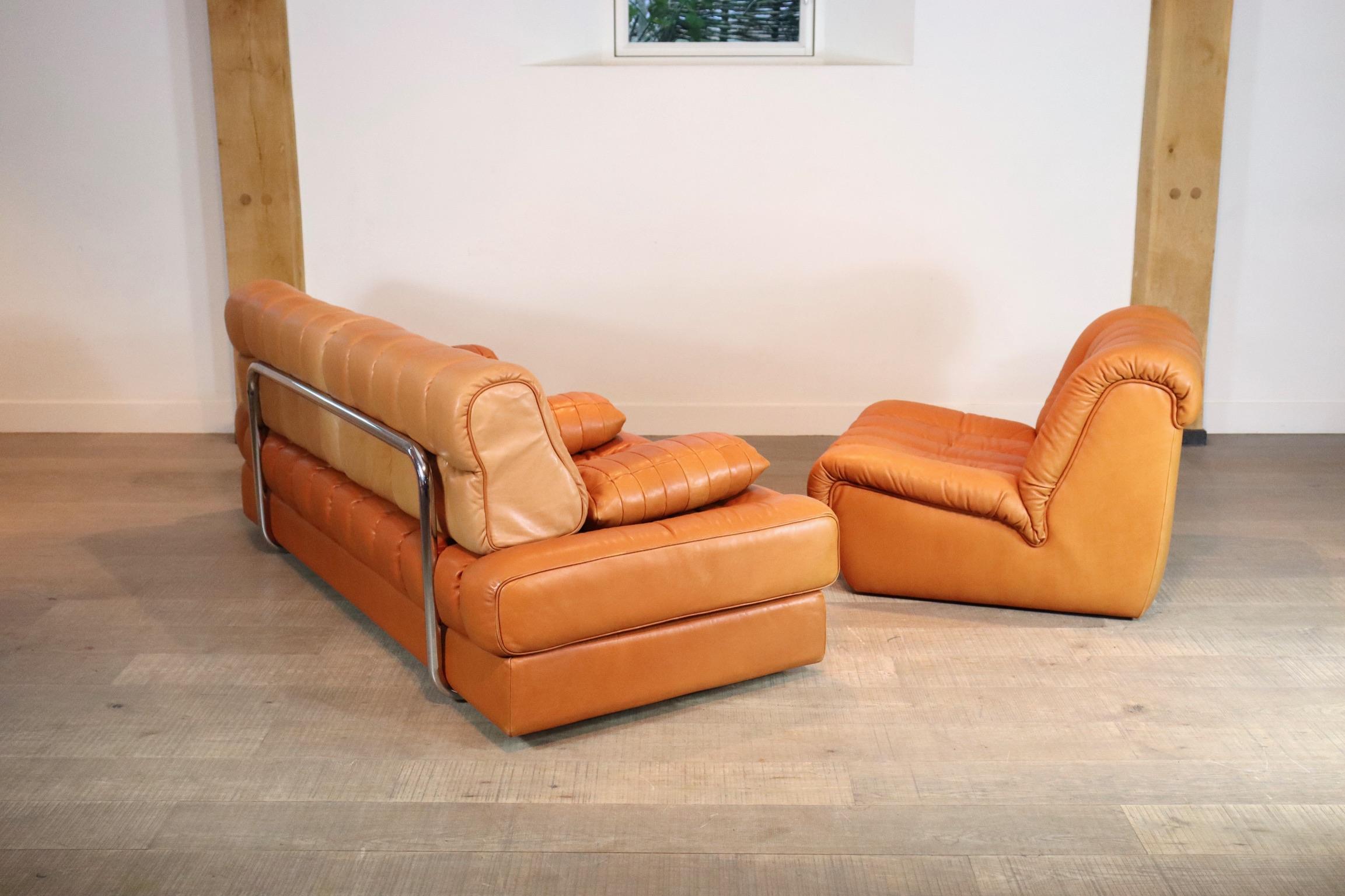 Stunning De Sede DS-85 daybed and Lounge chair in cognac leather. The sofa is a special edition, which can be recognised through the lighter coloured back cushions. The sofa can be folded into a large double bed. 

Condition: Mint conditon